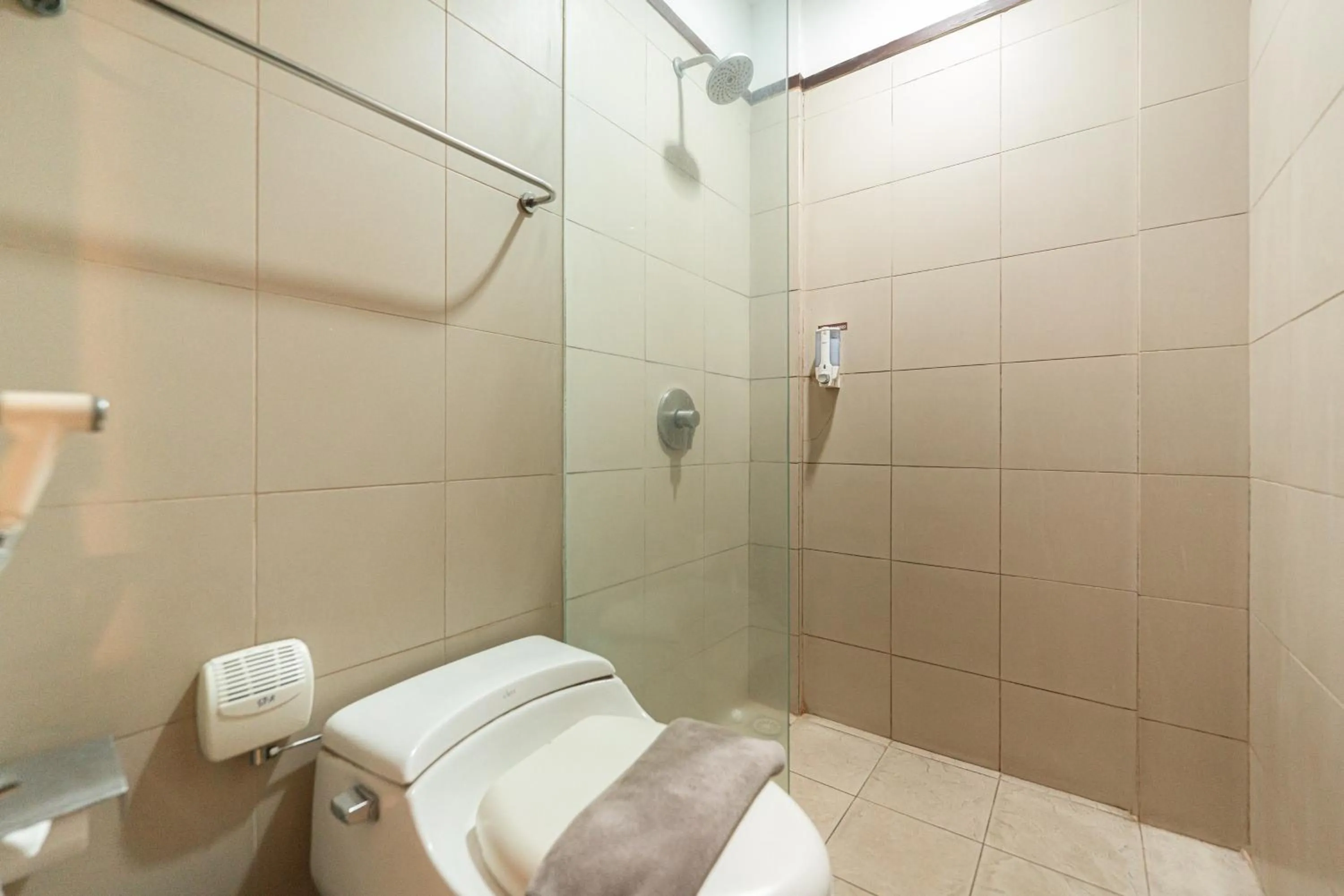 Bathroom in RedDoorz Plus @ Cipaganti Street 3