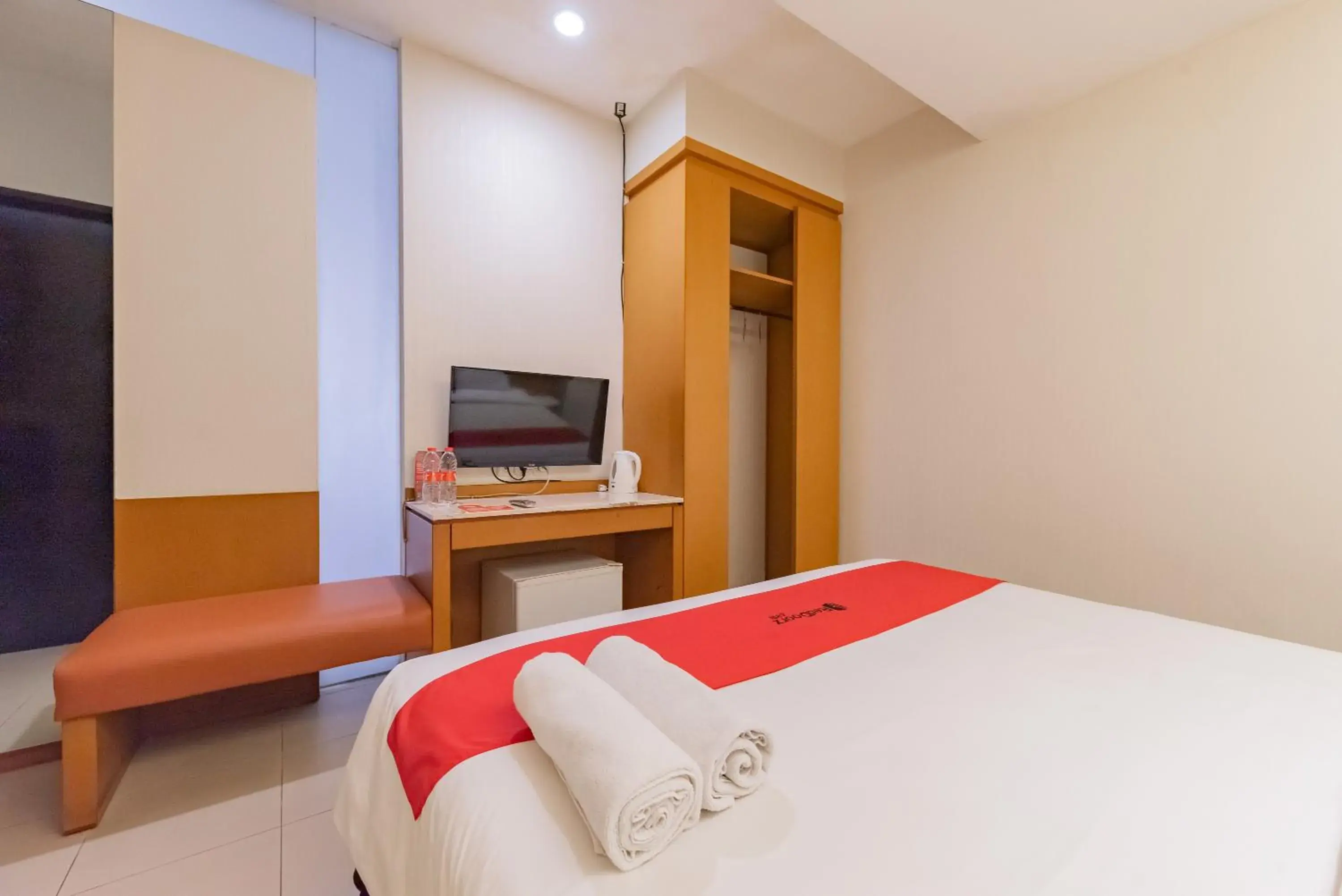 Bedroom, Bed in RedDoorz Plus @ Cipaganti Street 3 Bedroom, Bed in RedDoorz Plus @ Cipaganti Street 3