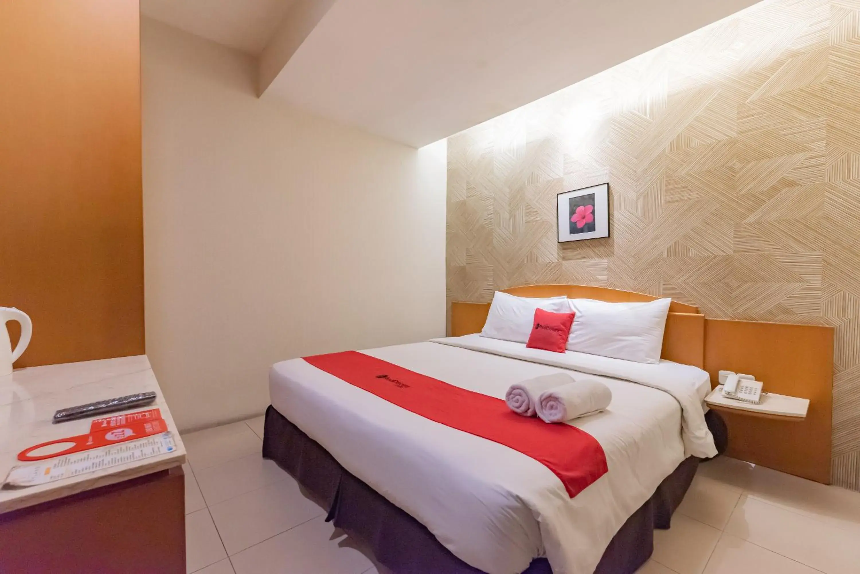 Bedroom, Bed in RedDoorz Plus @ Cipaganti Street 3 Bedroom, Bed in RedDoorz Plus @ Cipaganti Street 3