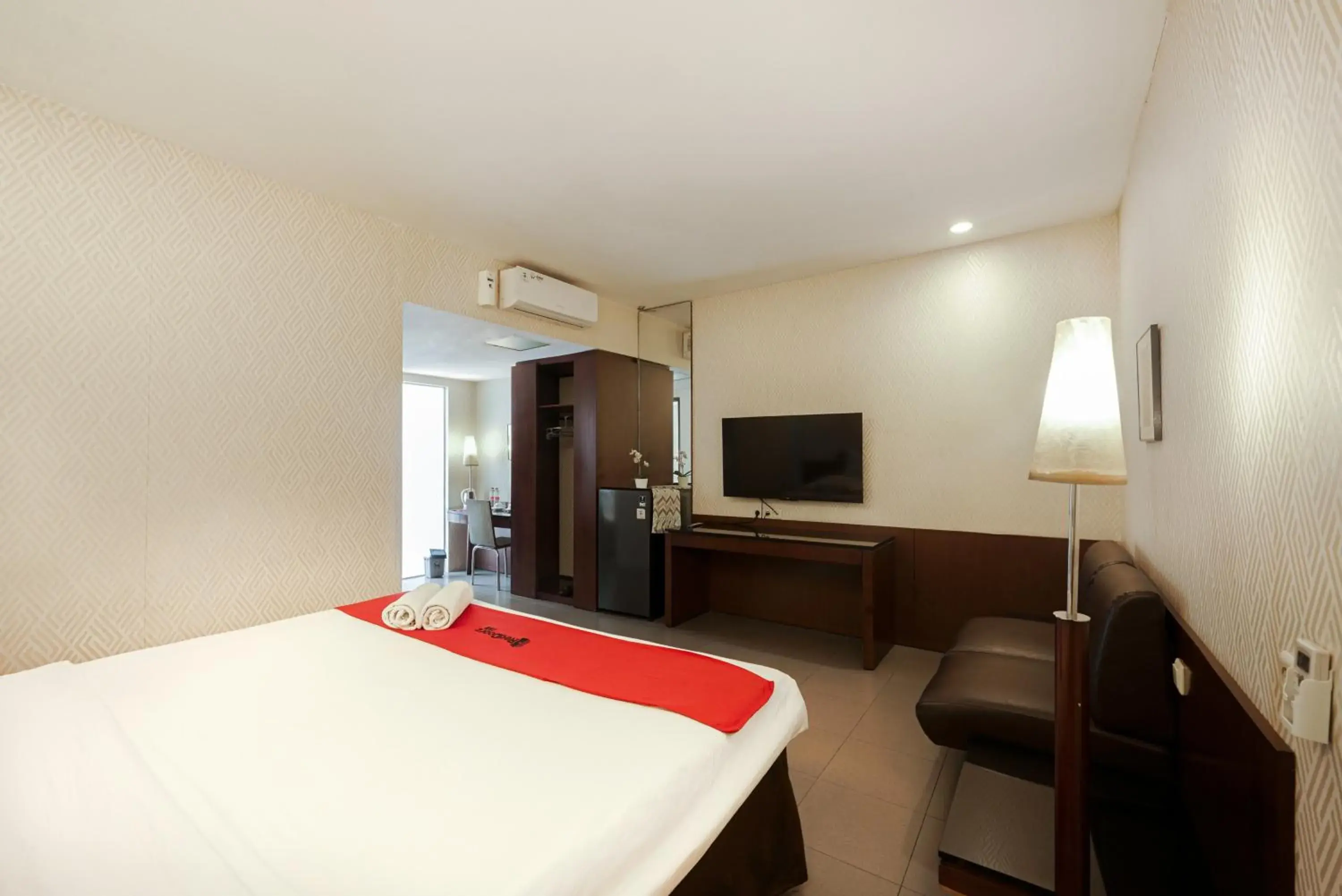 Bedroom, Bed in RedDoorz Plus @ Cipaganti Street 3 Bedroom, Bed in RedDoorz Plus @ Cipaganti Street 3