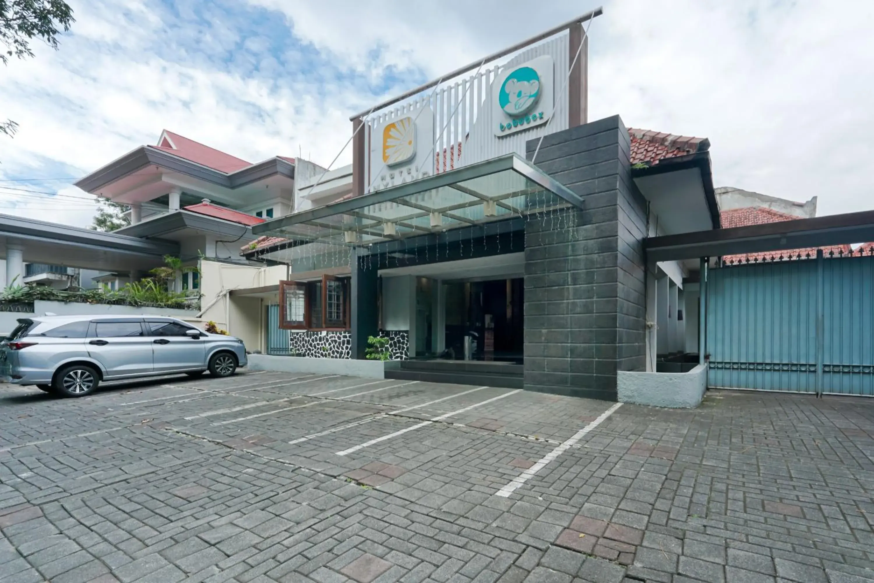 Facade/entrance in RedDoorz Plus @ Cipaganti Street 3 Facade/entrance in RedDoorz Plus @ Cipaganti Street 3