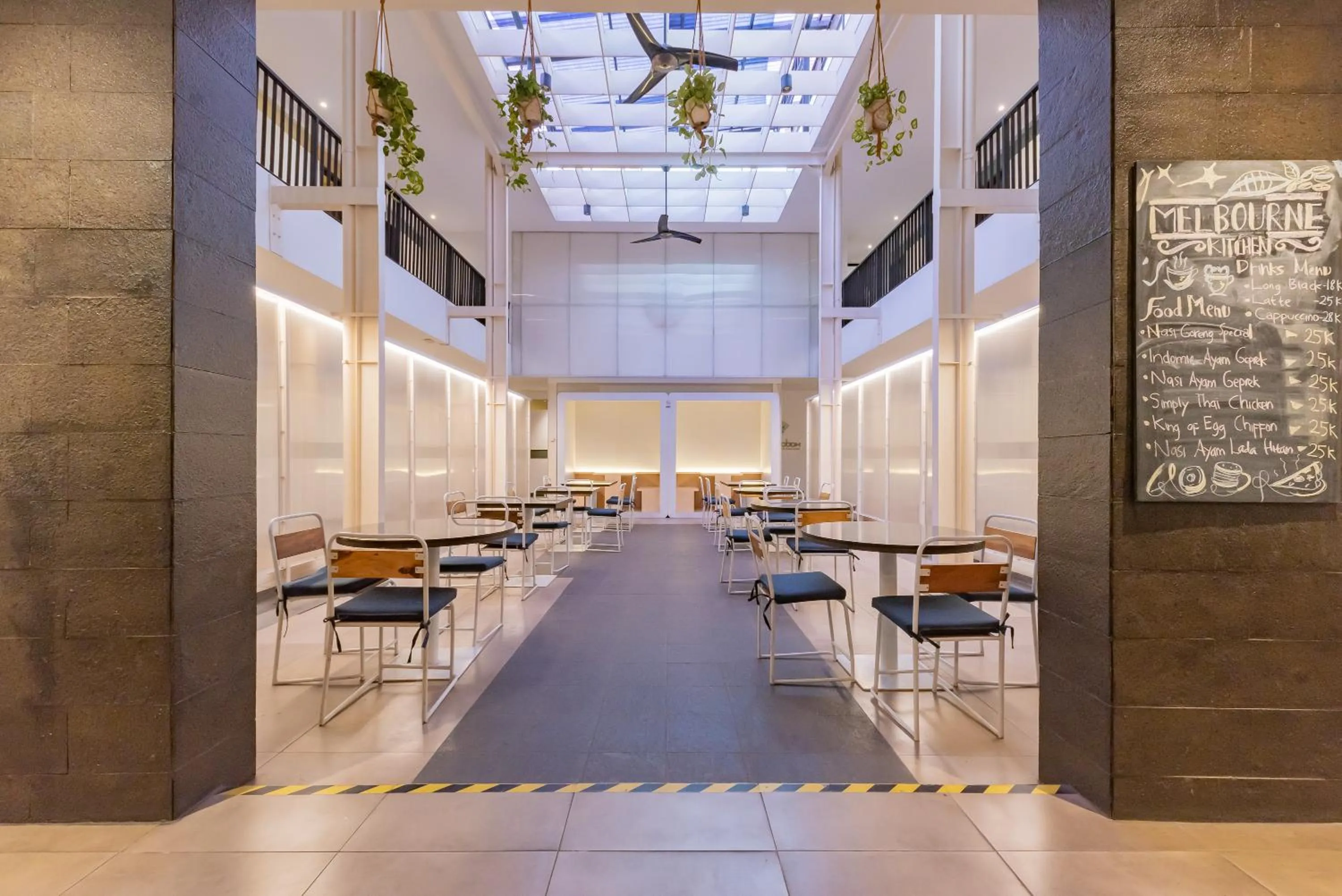 Restaurant/places to eat in RedDoorz Plus @ Cipaganti Street 3