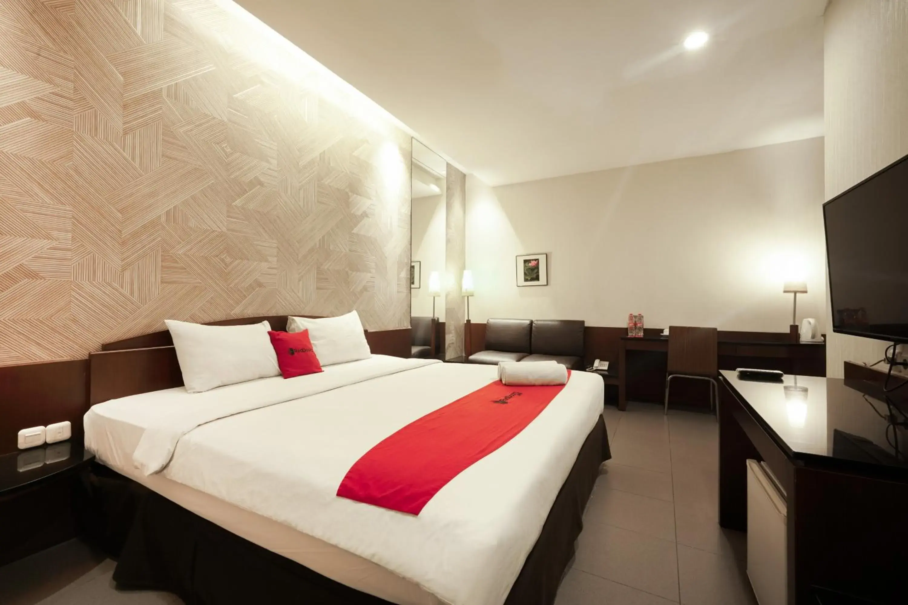 Bedroom, Bed in RedDoorz Plus @ Cipaganti Street 3 Bedroom, Bed in RedDoorz Plus @ Cipaganti Street 3