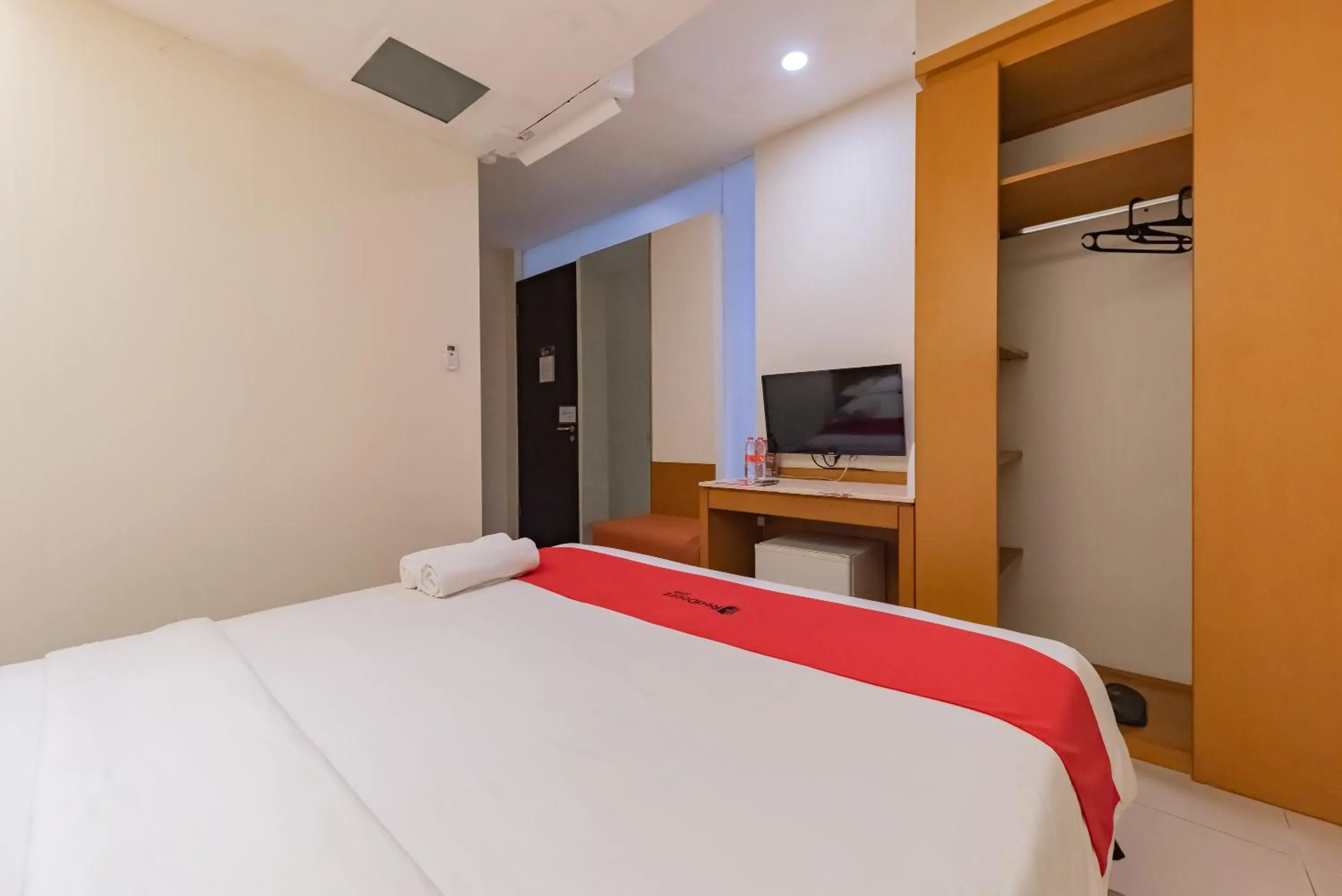 Bedroom, Bed in RedDoorz Plus @ Cipaganti Street 3 Bedroom, Bed in RedDoorz Plus @ Cipaganti Street 3