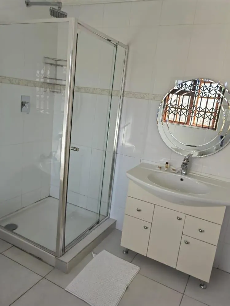 Deluxe King Room in Obaa Sima Guest House