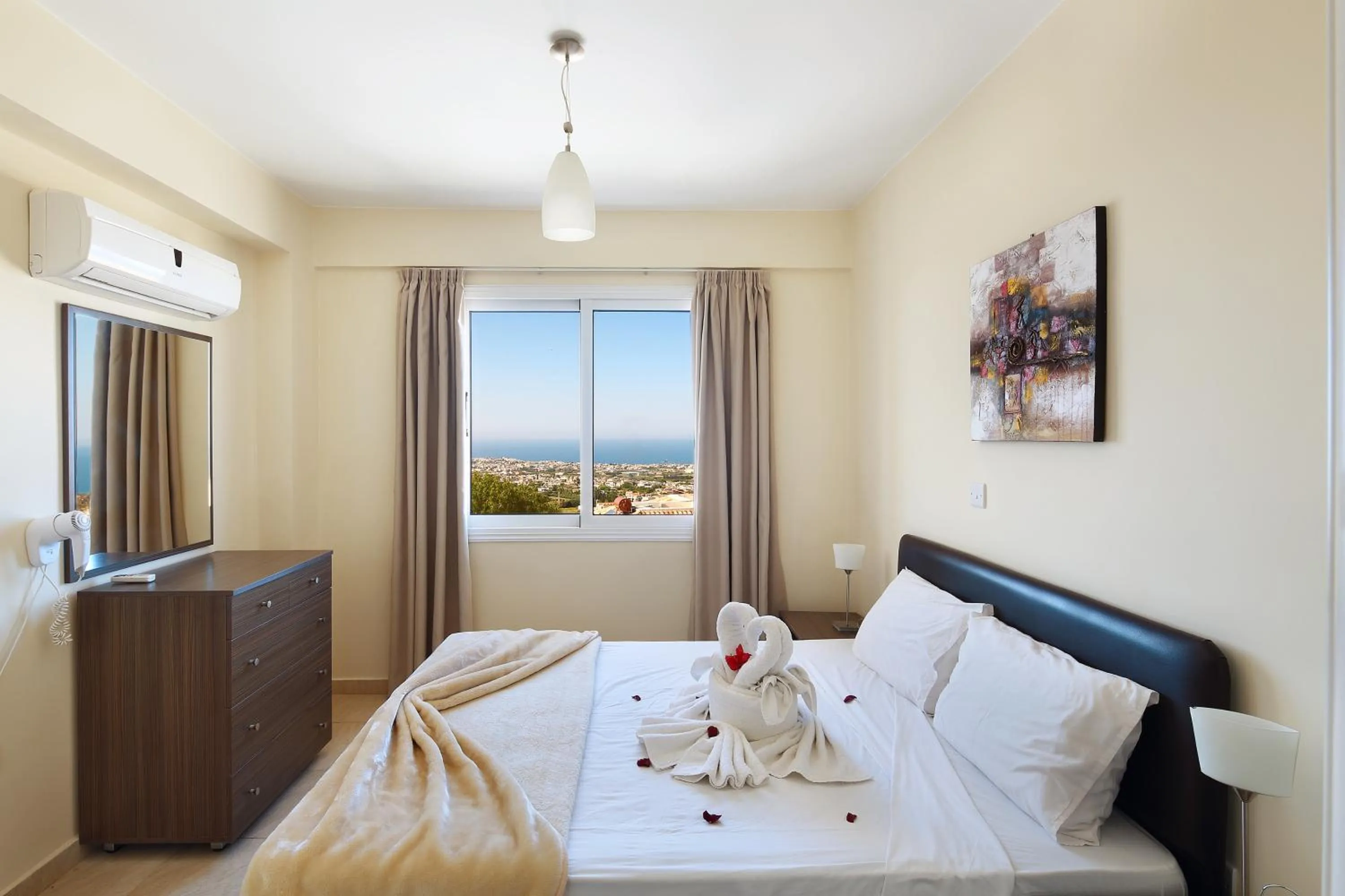 Photo of the whole room, Bed in Club St. George