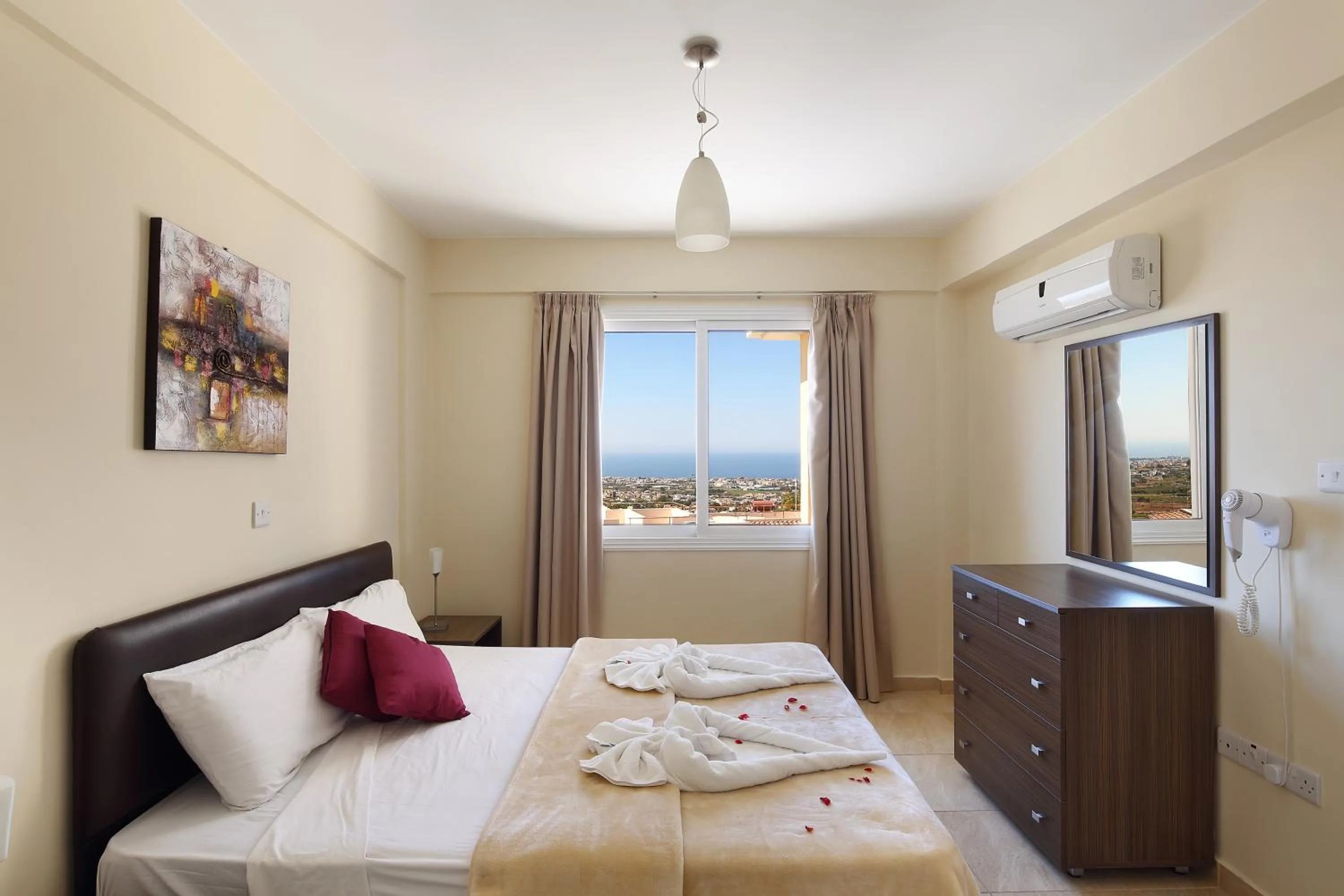 Photo of the whole room, Bed in Club St. George