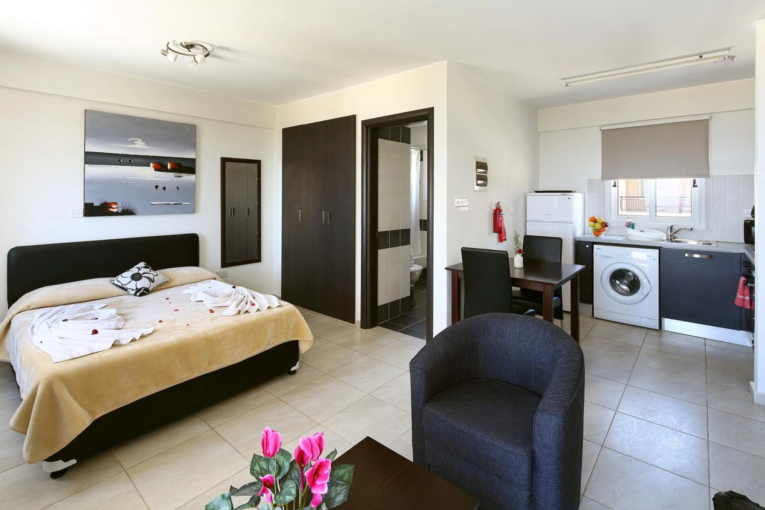 Photo of the whole room, Bed in Club St. George