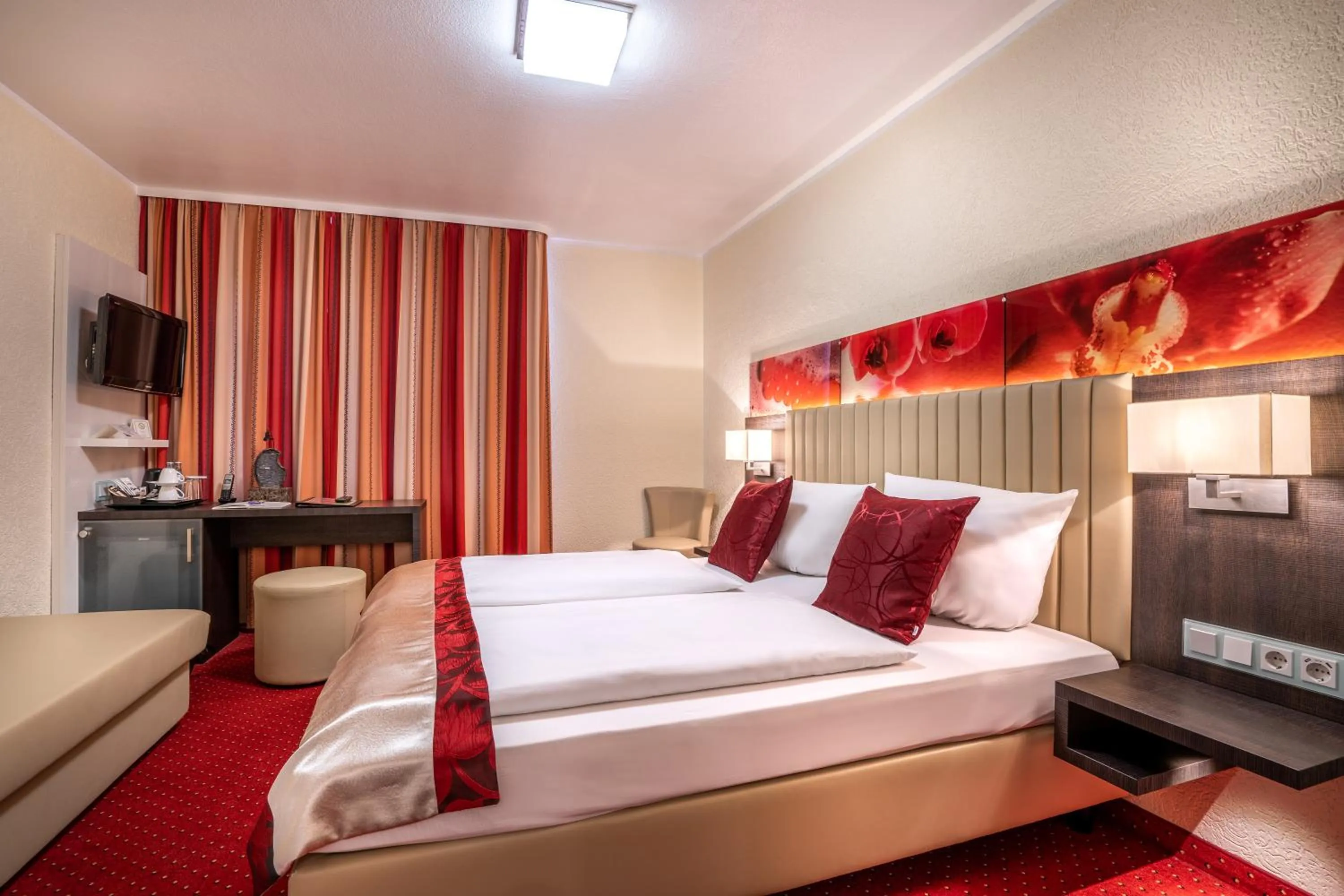 Photo of the whole room, Bed in Hotel Stadt Heidelberg