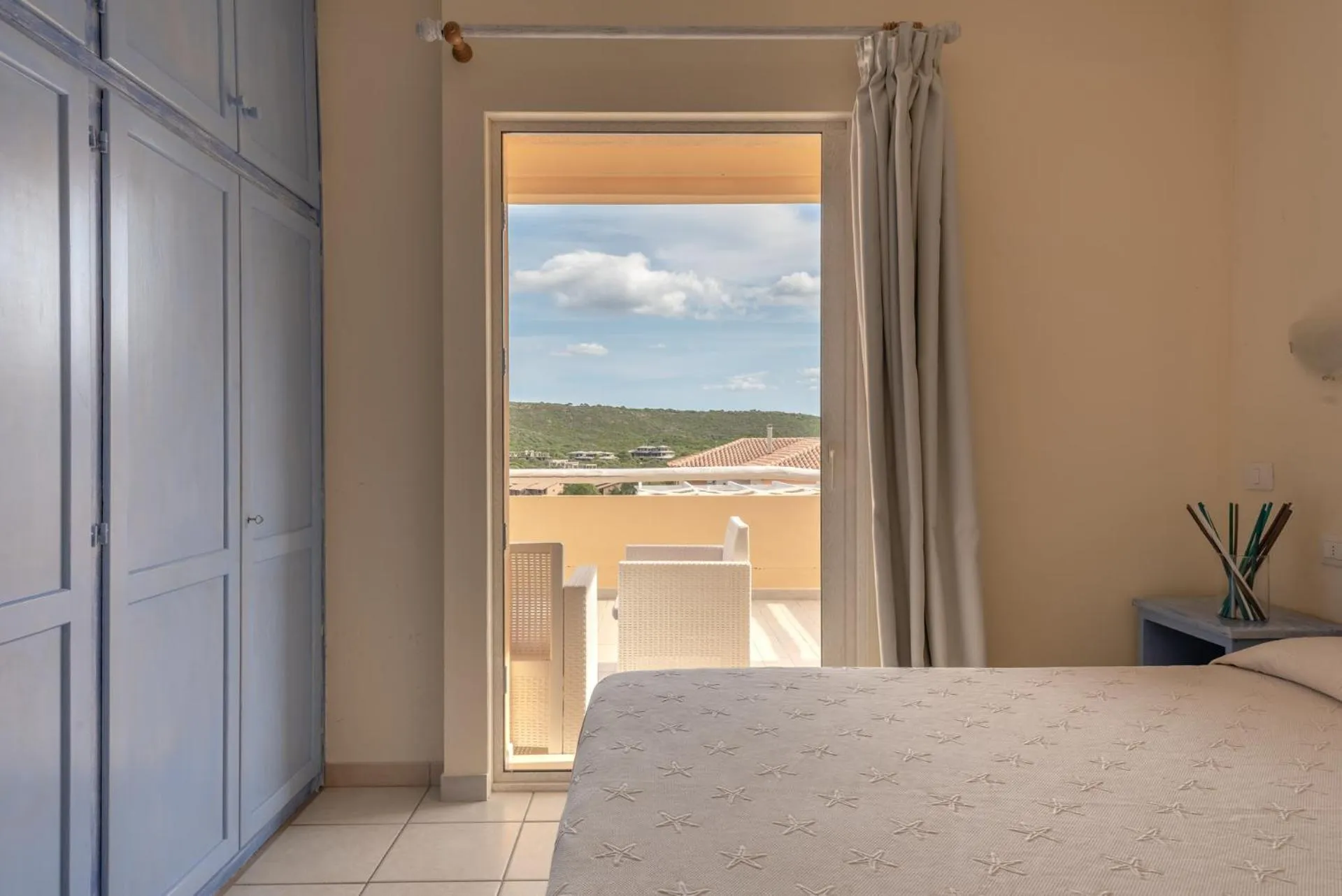 Balcony/Terrace, Bed in Baia de Bahas Residence