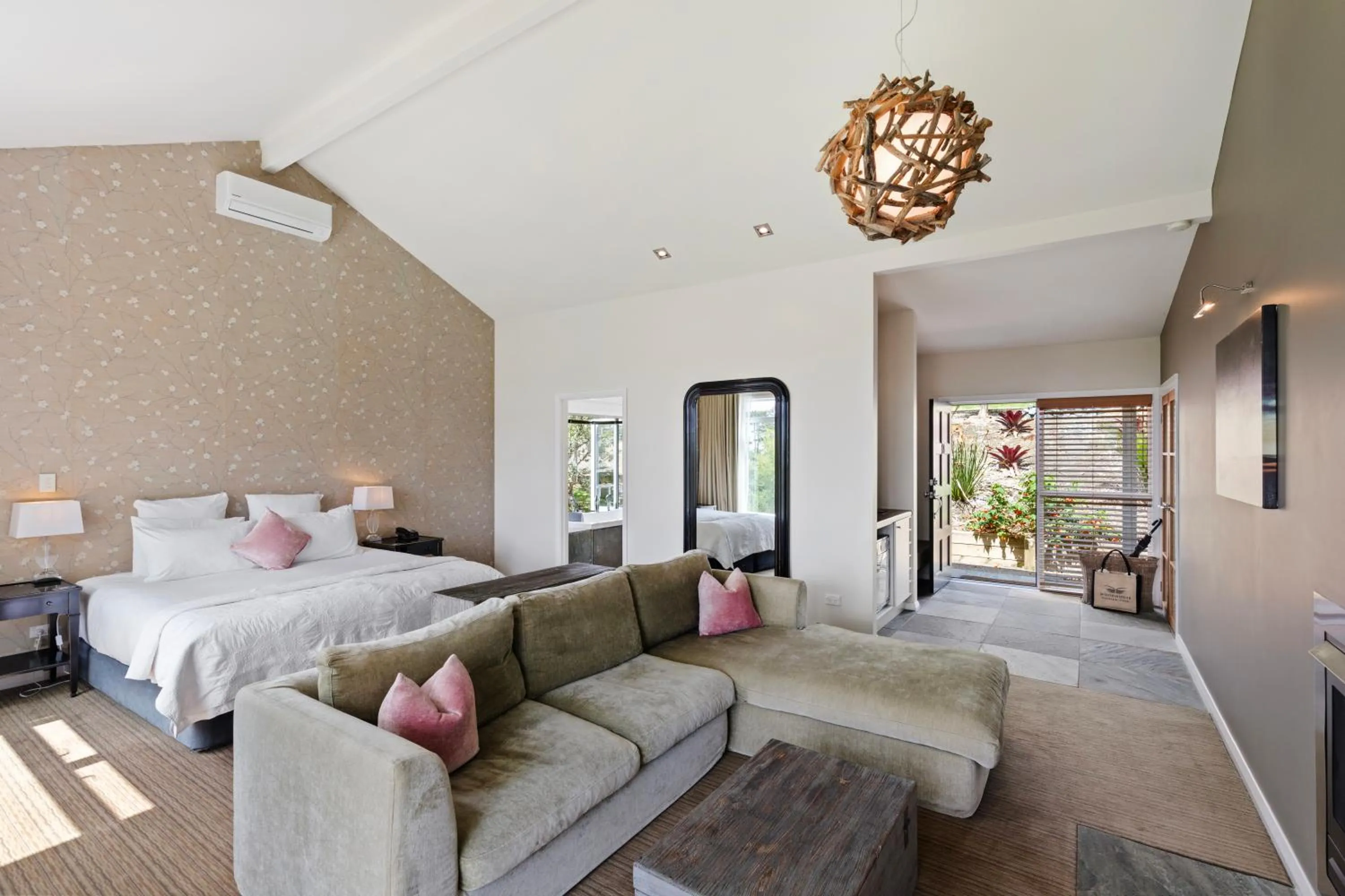 Bedroom, Bed in Woodhouse Mountain Lodge