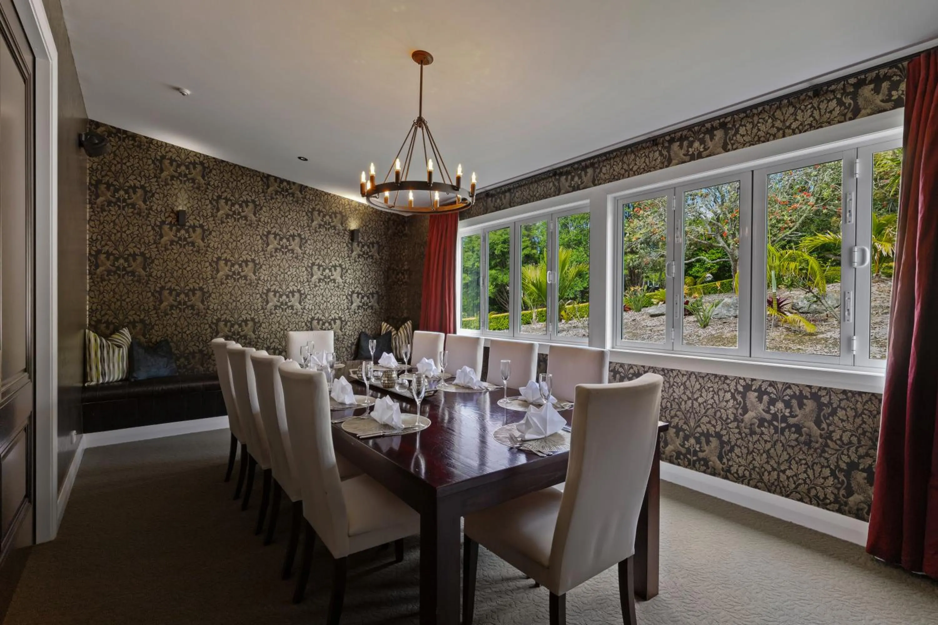 Dining area in Woodhouse Mountain Lodge