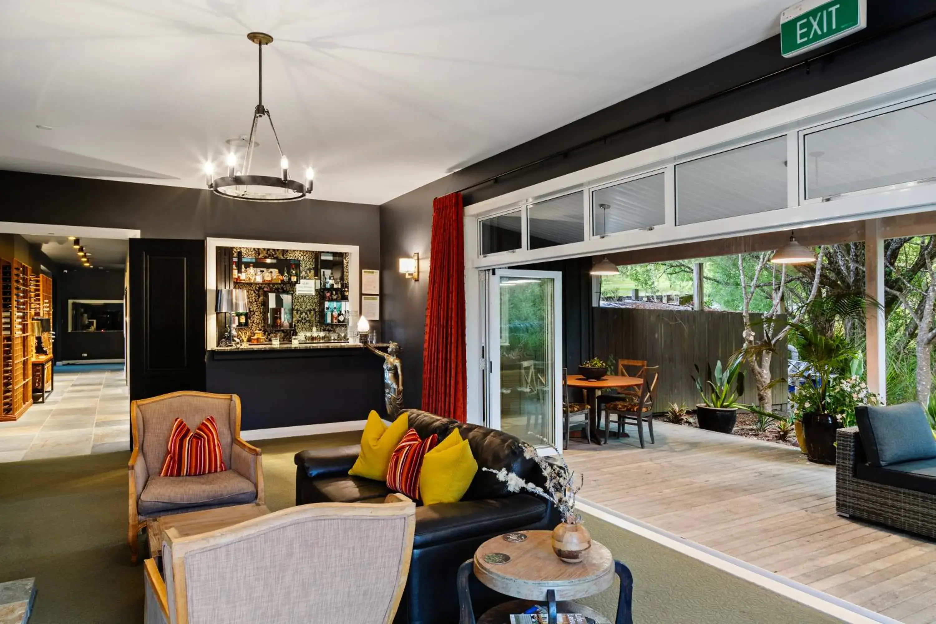 Lounge or bar in Woodhouse Mountain Lodge Lounge or bar in Woodhouse Mountain Lodge