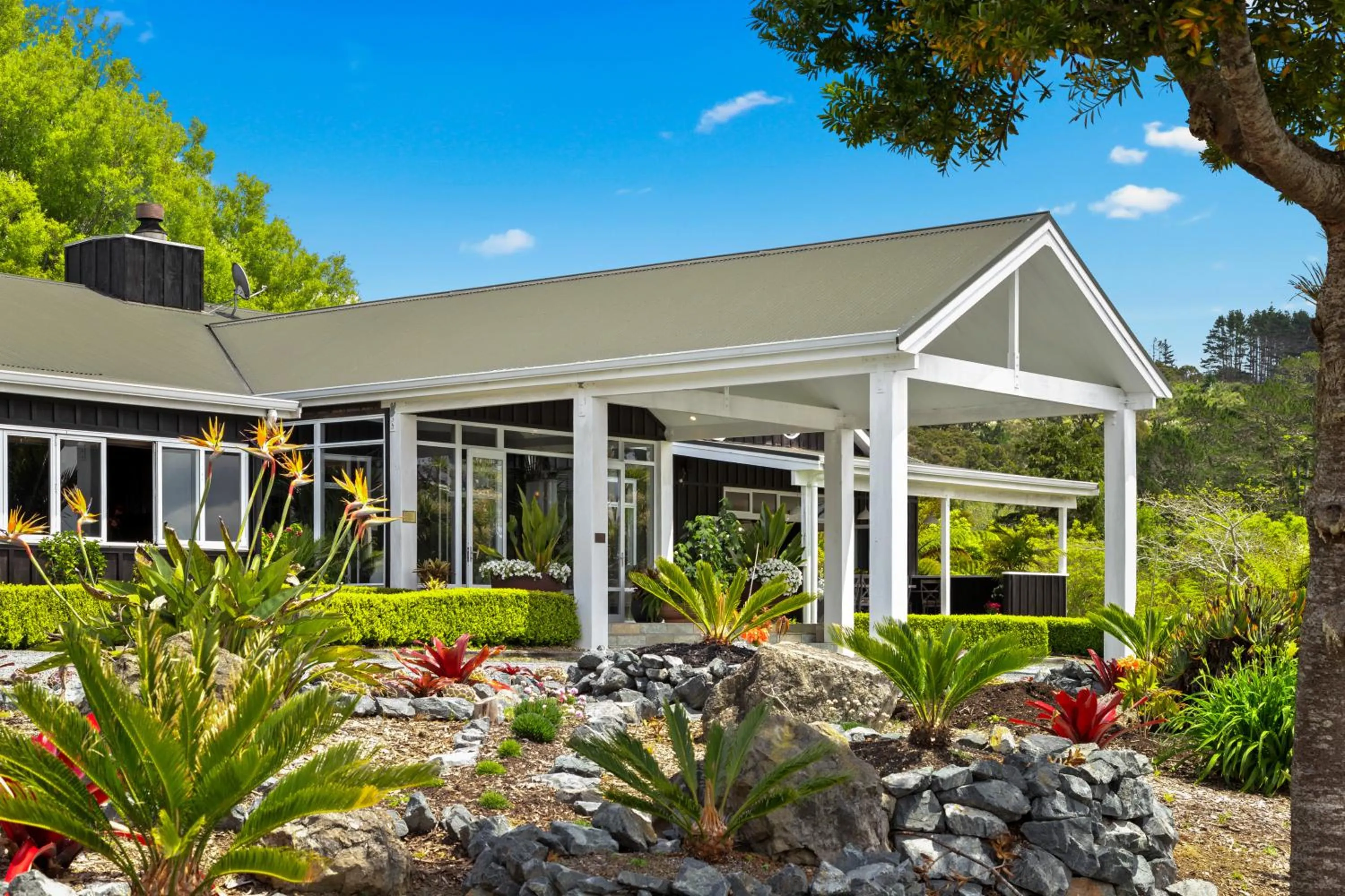 Facade/entrance in Woodhouse Mountain Lodge