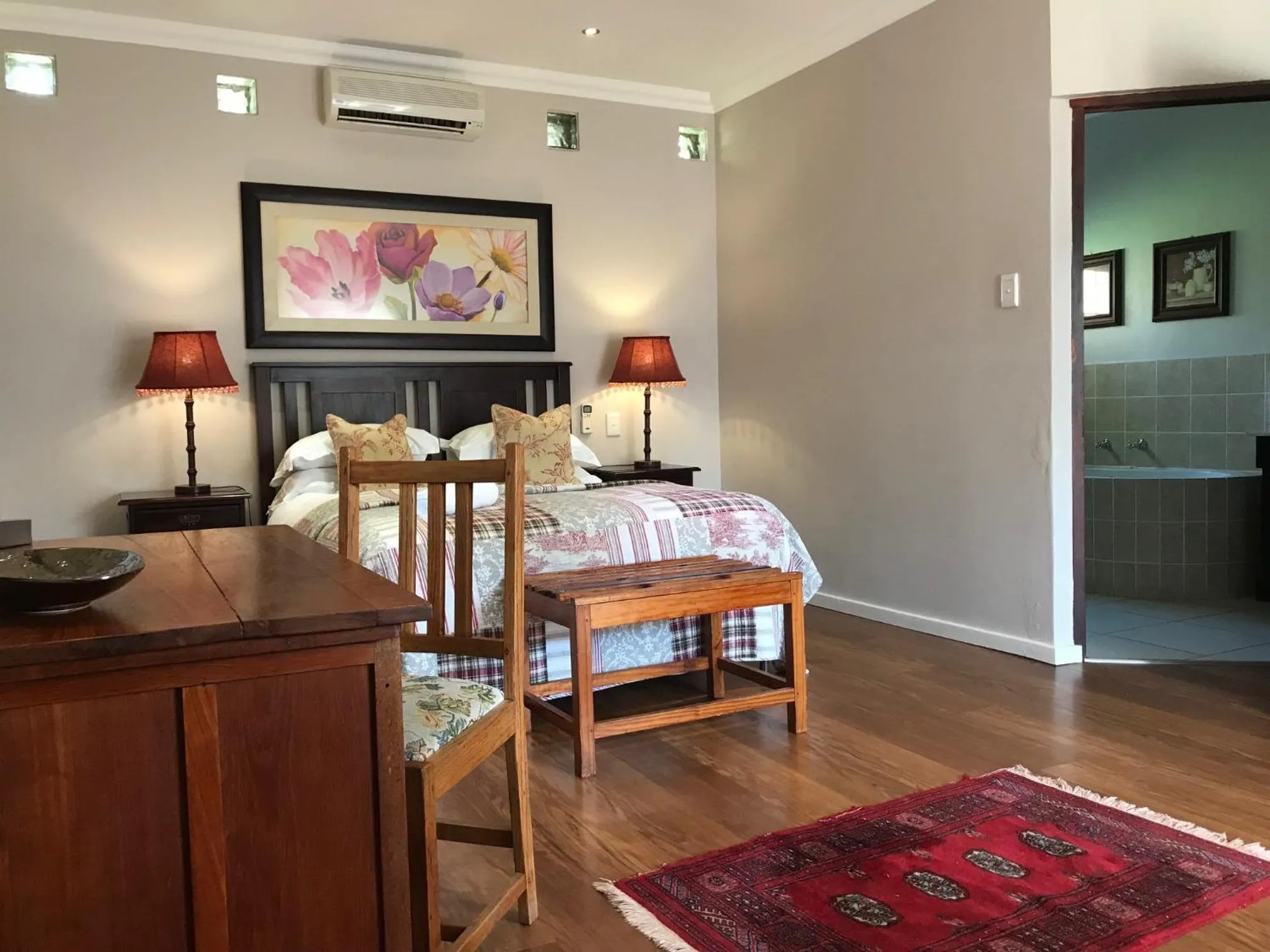 Photo of the whole room, Bed in Anathi Hotel