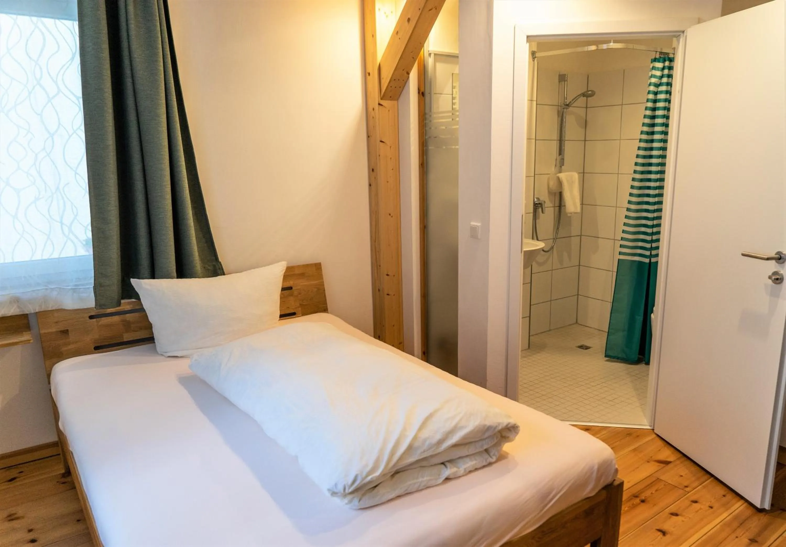 Shower, Bed in Südhotel