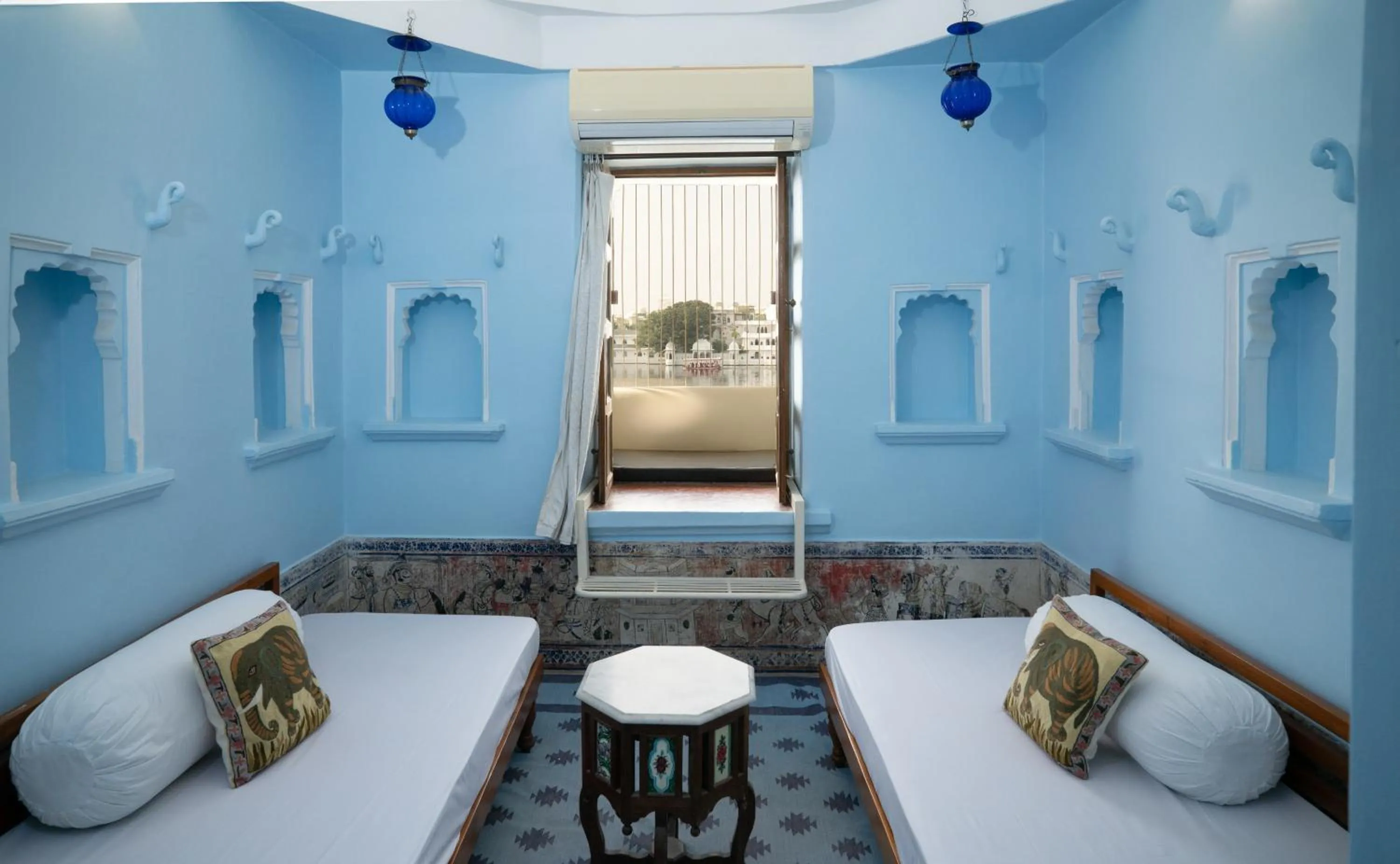 Bed in Kankarwa Haveli