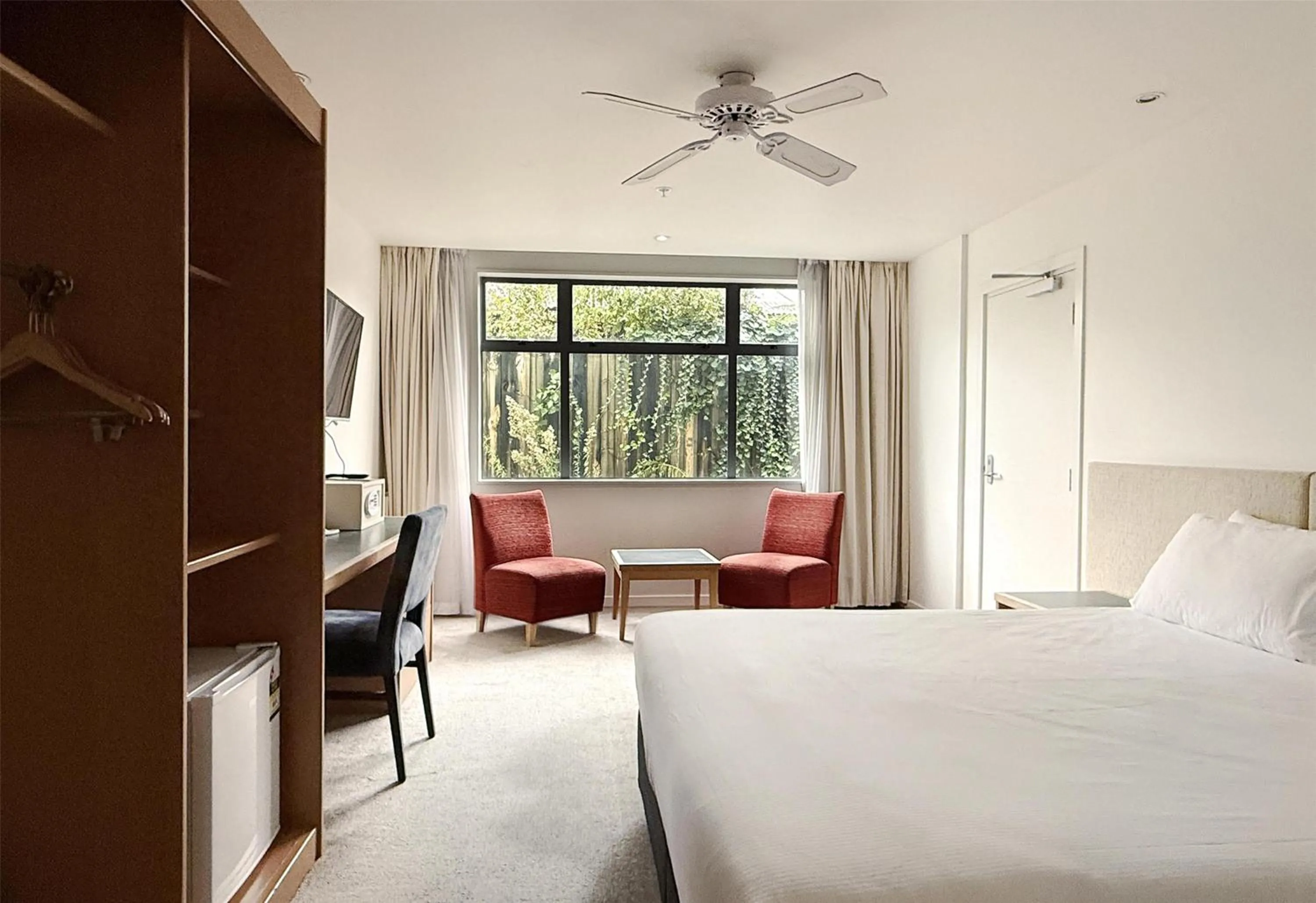 Bedroom, Bed in Sudima Hotel Lake Rotorua