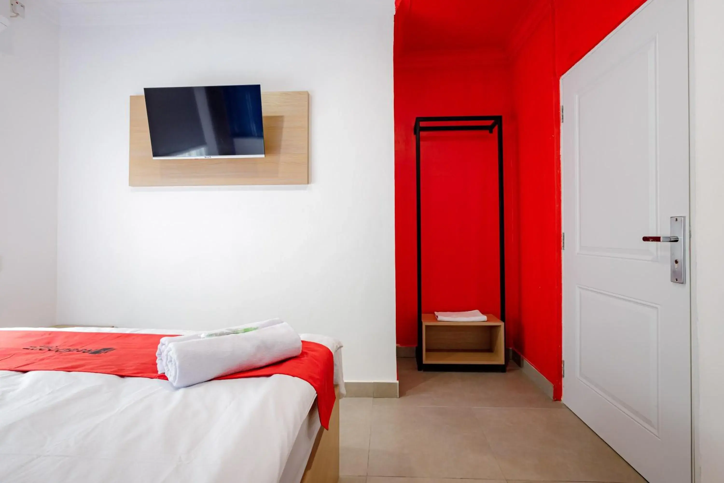 Bed in RedDoorz Plus at Jalan Gatot Subroto Jakarta Bed in RedDoorz Plus at Jalan Gatot Subroto Jakarta
