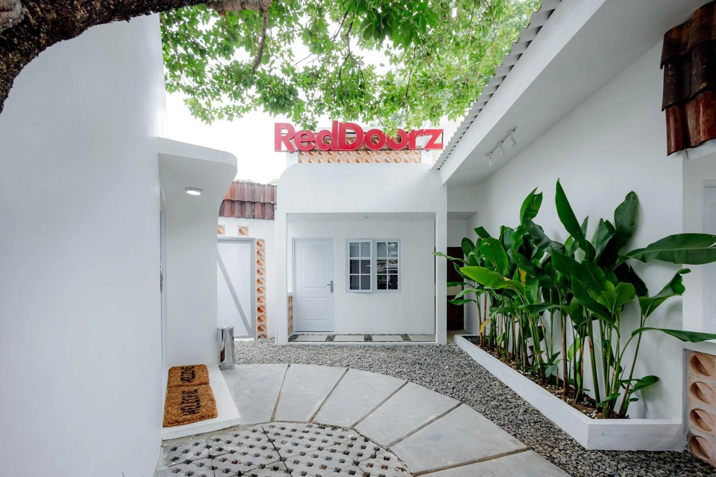 Property building in RedDoorz Plus at Jalan Gatot Subroto Jakarta