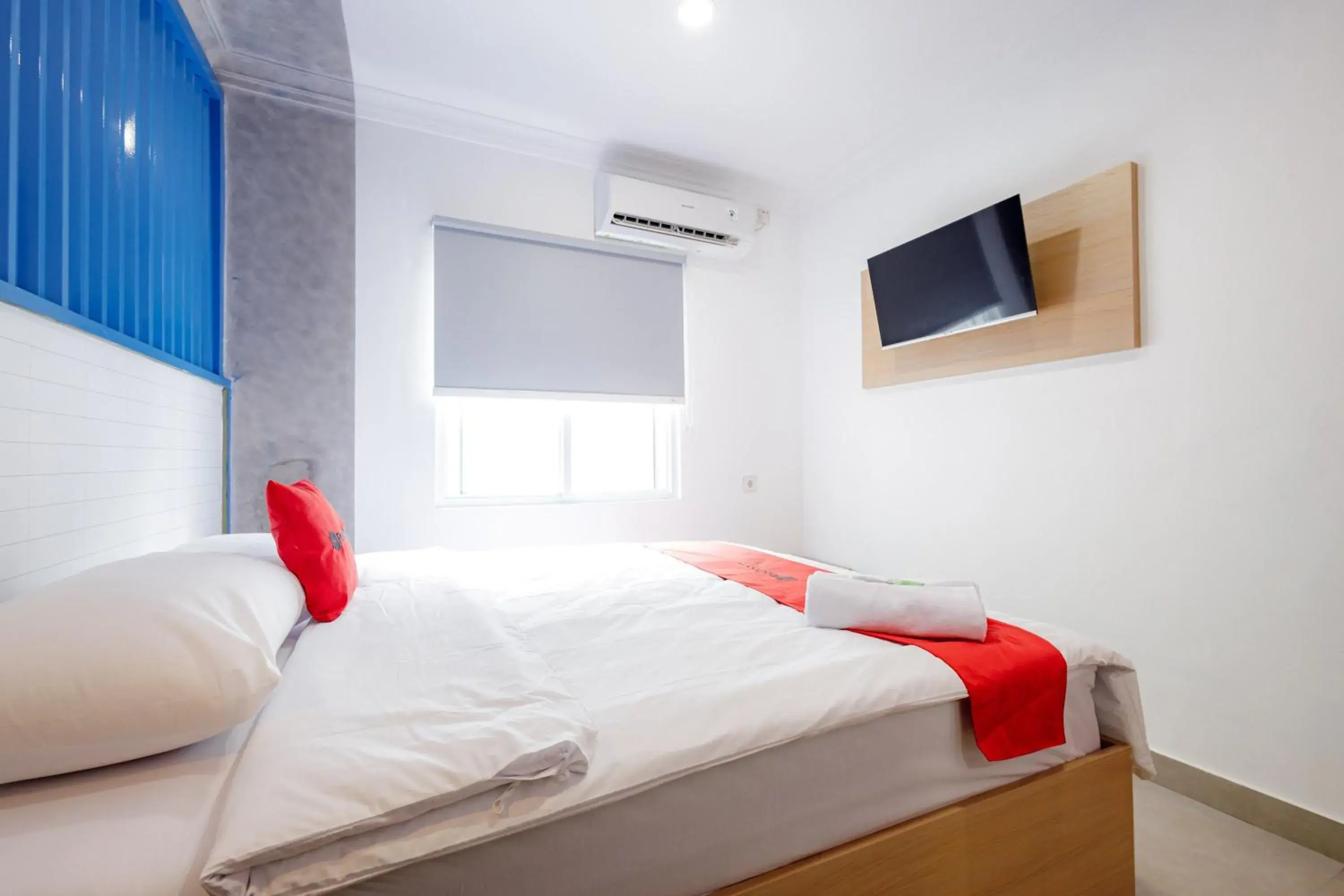Bed in RedDoorz Plus at Jalan Gatot Subroto Jakarta Bed in RedDoorz Plus at Jalan Gatot Subroto Jakarta