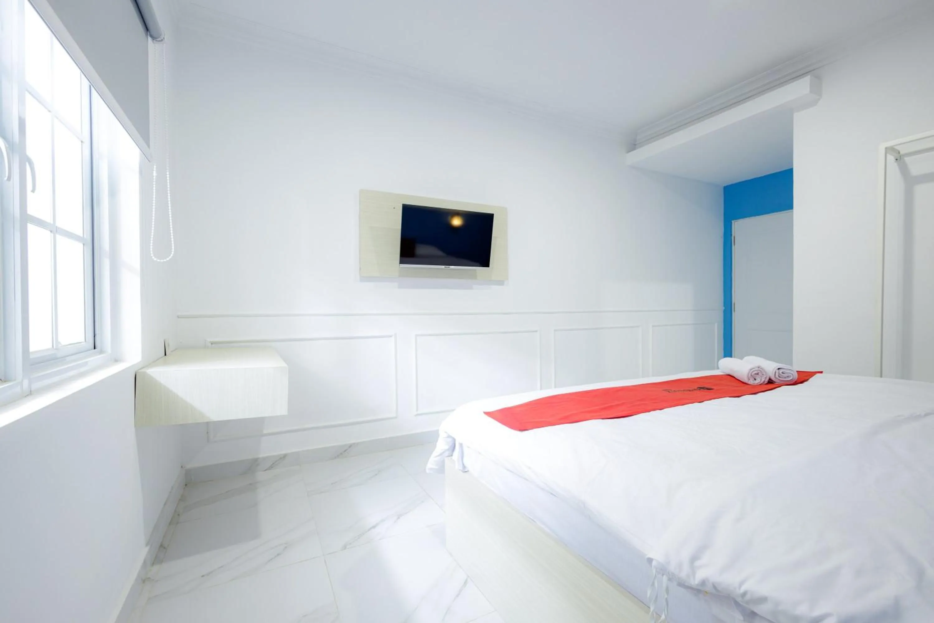 Bed in RedDoorz Plus at Jalan Gatot Subroto Jakarta