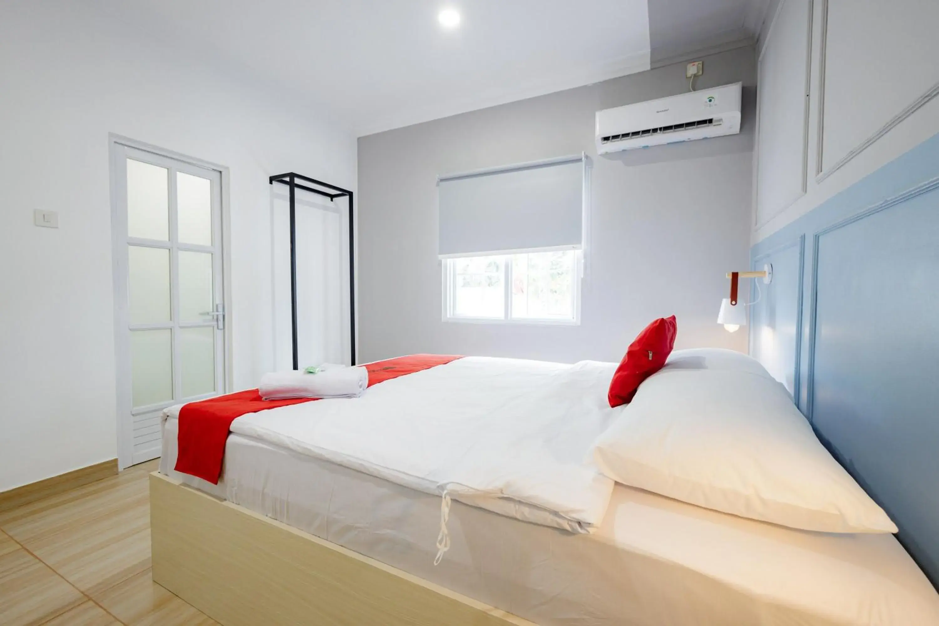 Bed in RedDoorz Plus at Jalan Gatot Subroto Jakarta Bed in RedDoorz Plus at Jalan Gatot Subroto Jakarta