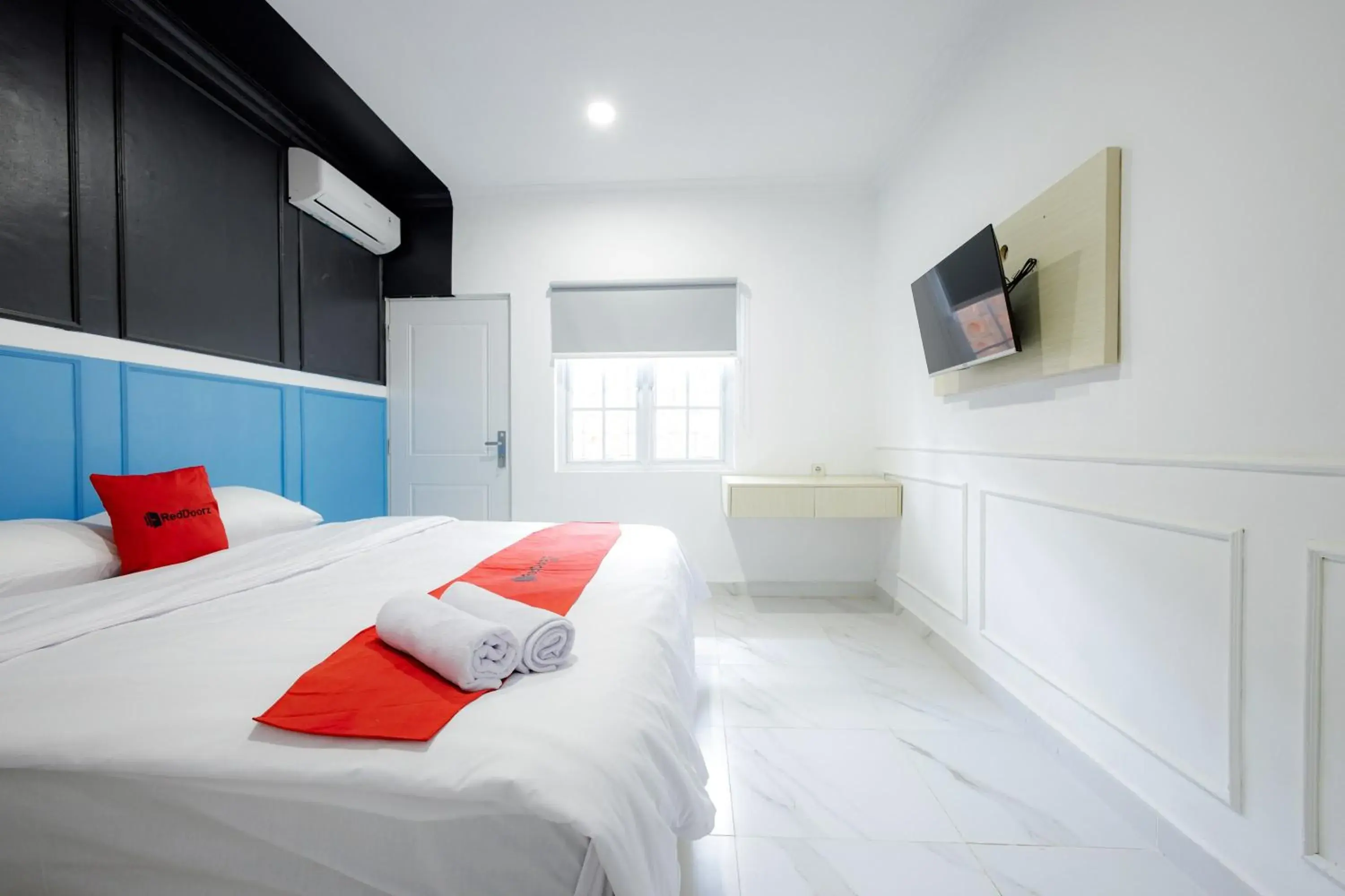 Bed in RedDoorz Plus at Jalan Gatot Subroto Jakarta Bed in RedDoorz Plus at Jalan Gatot Subroto Jakarta