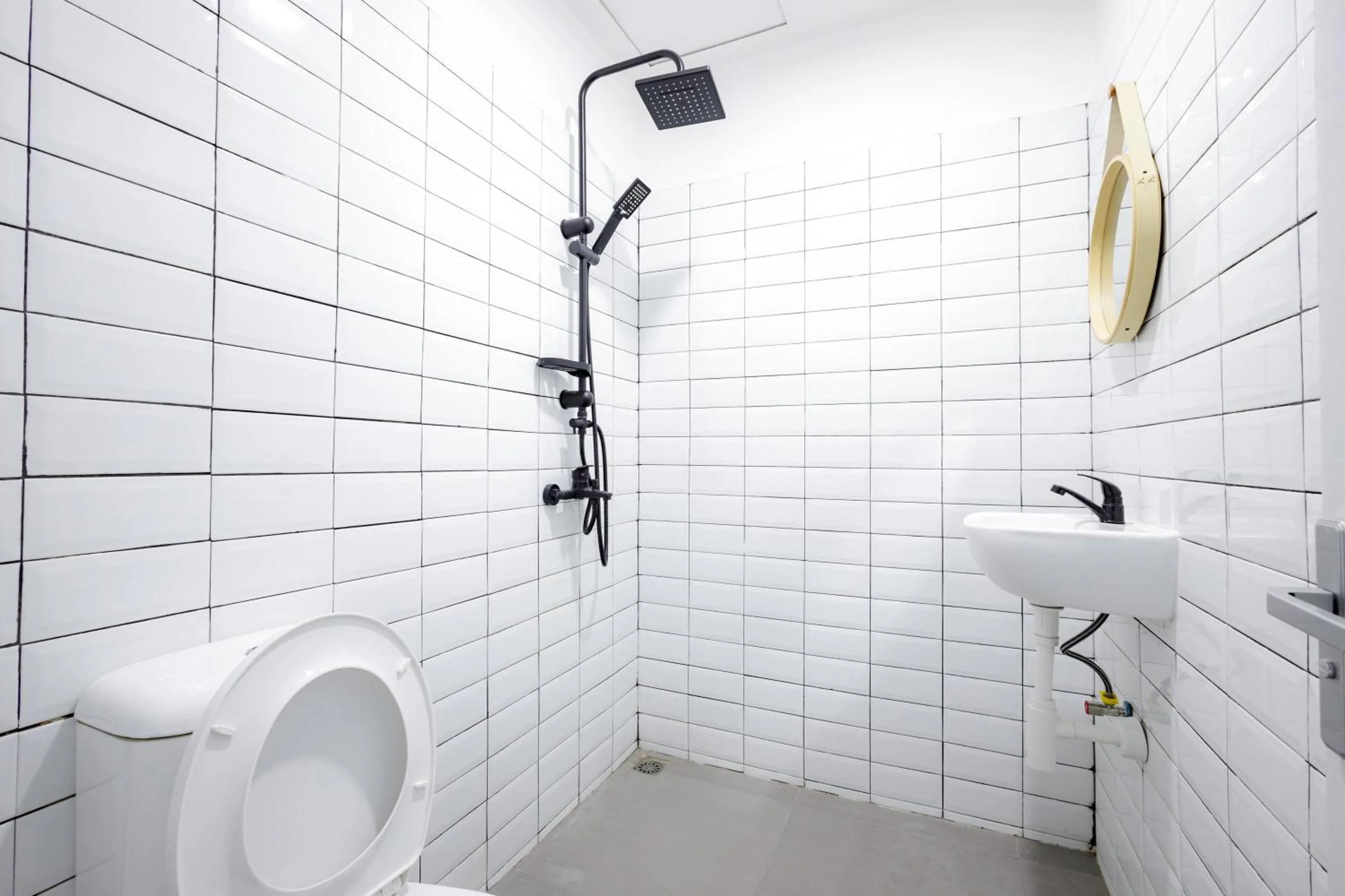 Bathroom in RedDoorz Plus at Jalan Gatot Subroto Jakarta