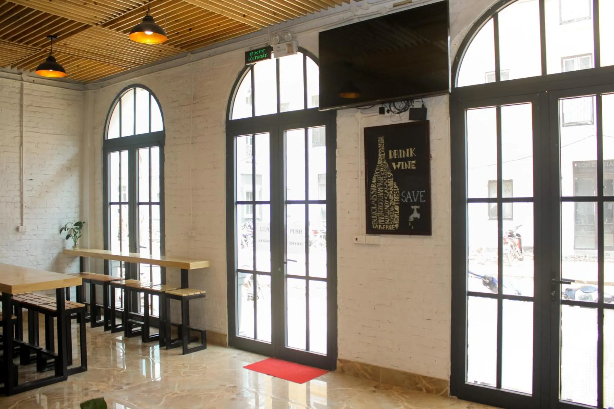 Communal lounge/ TV room in AROMA Ha Long Hotel