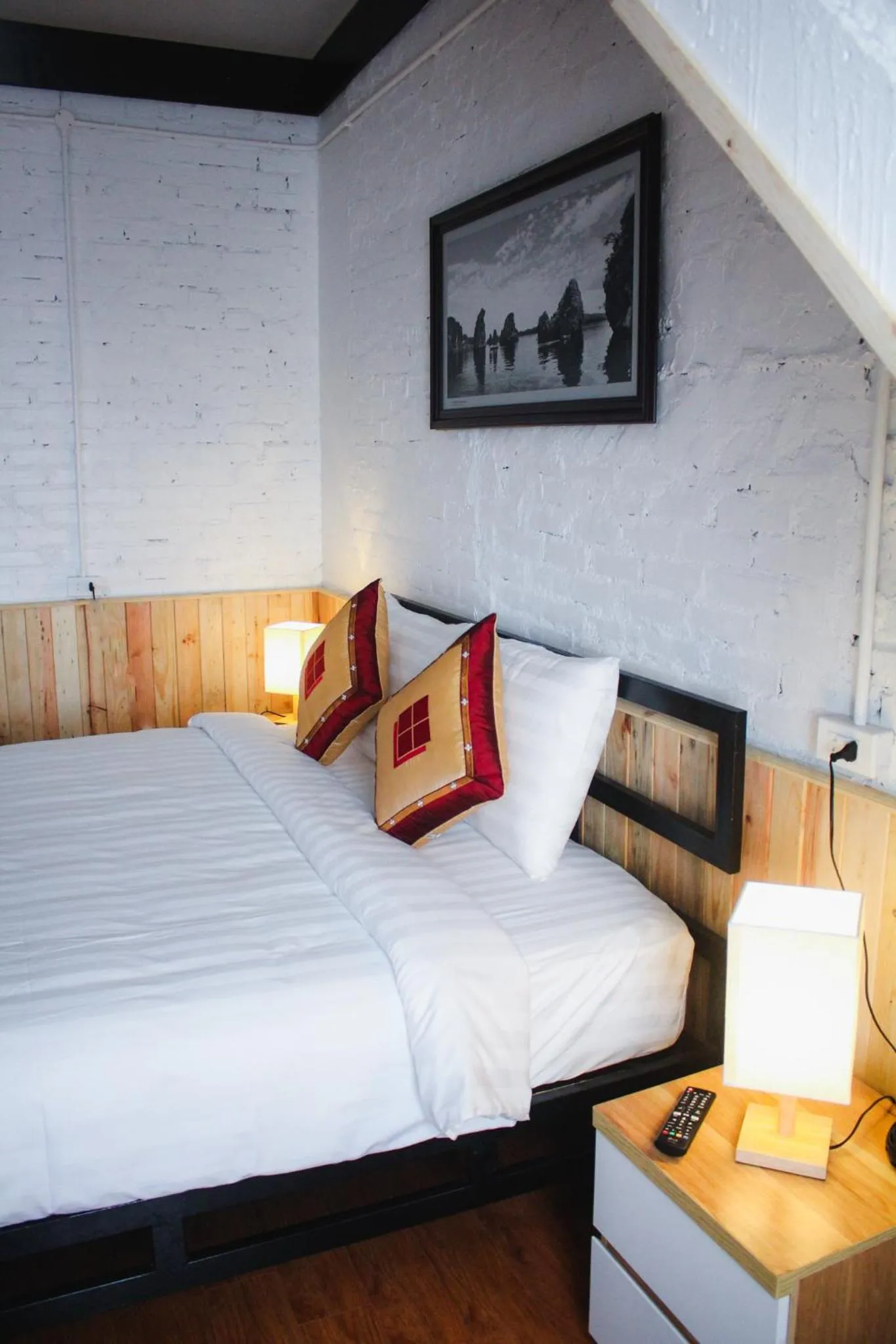 Bed in AROMA Ha Long Hotel