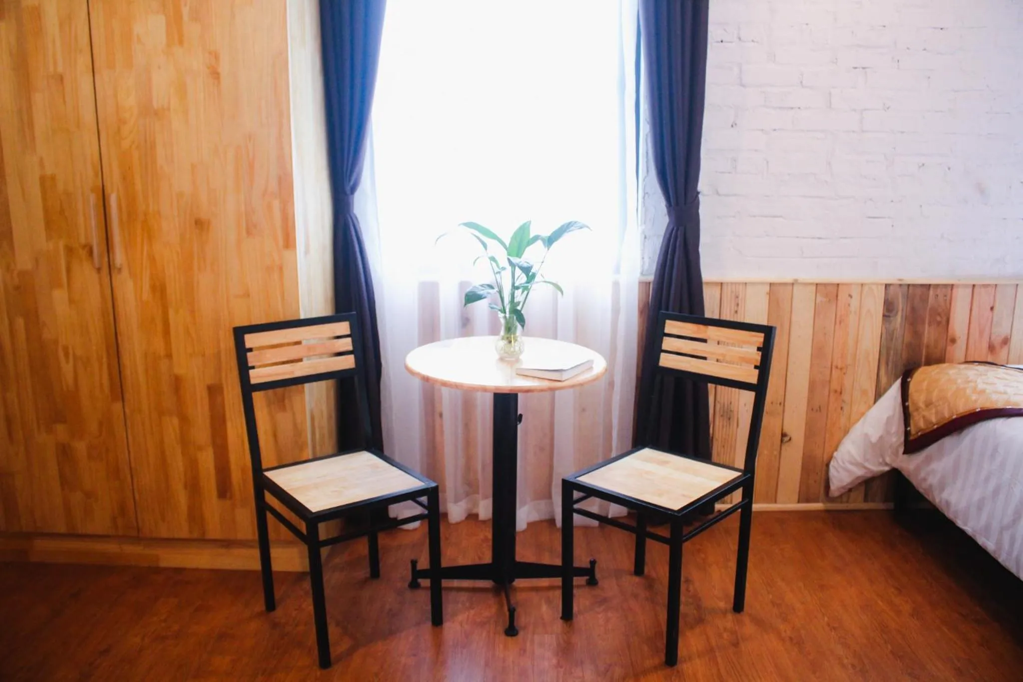 Seating area, Bed in AROMA Ha Long Hotel