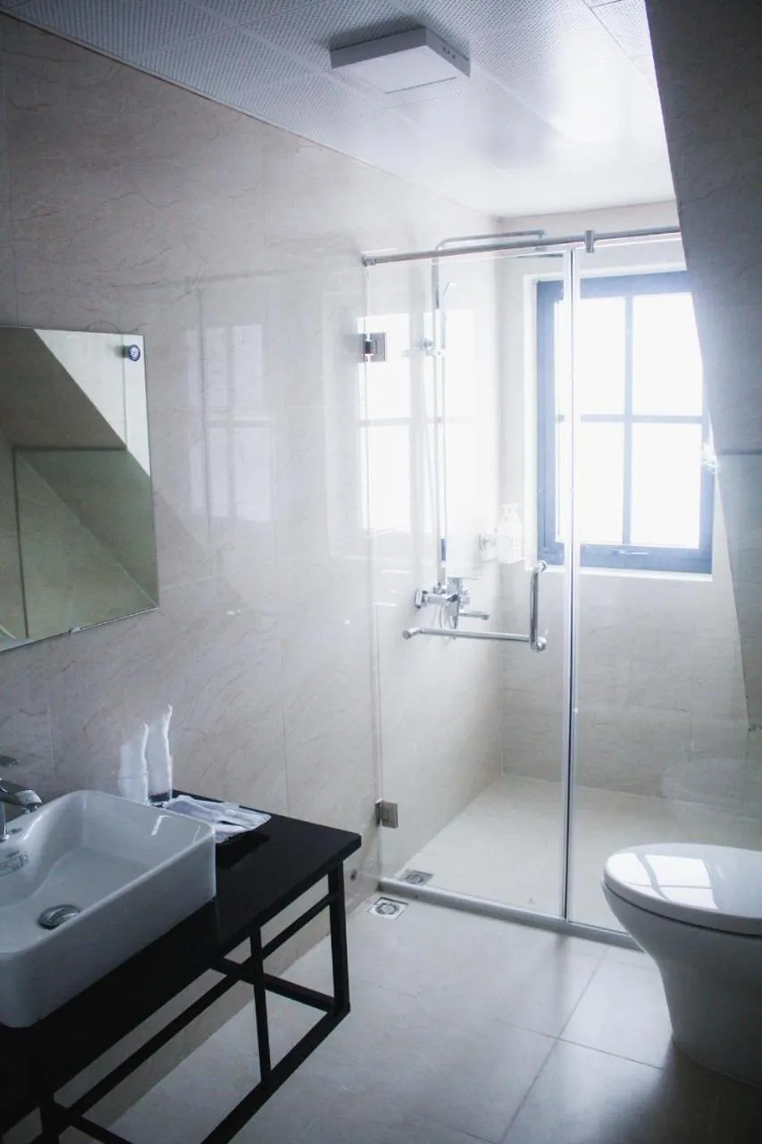 Toilet in AROMA Ha Long Hotel