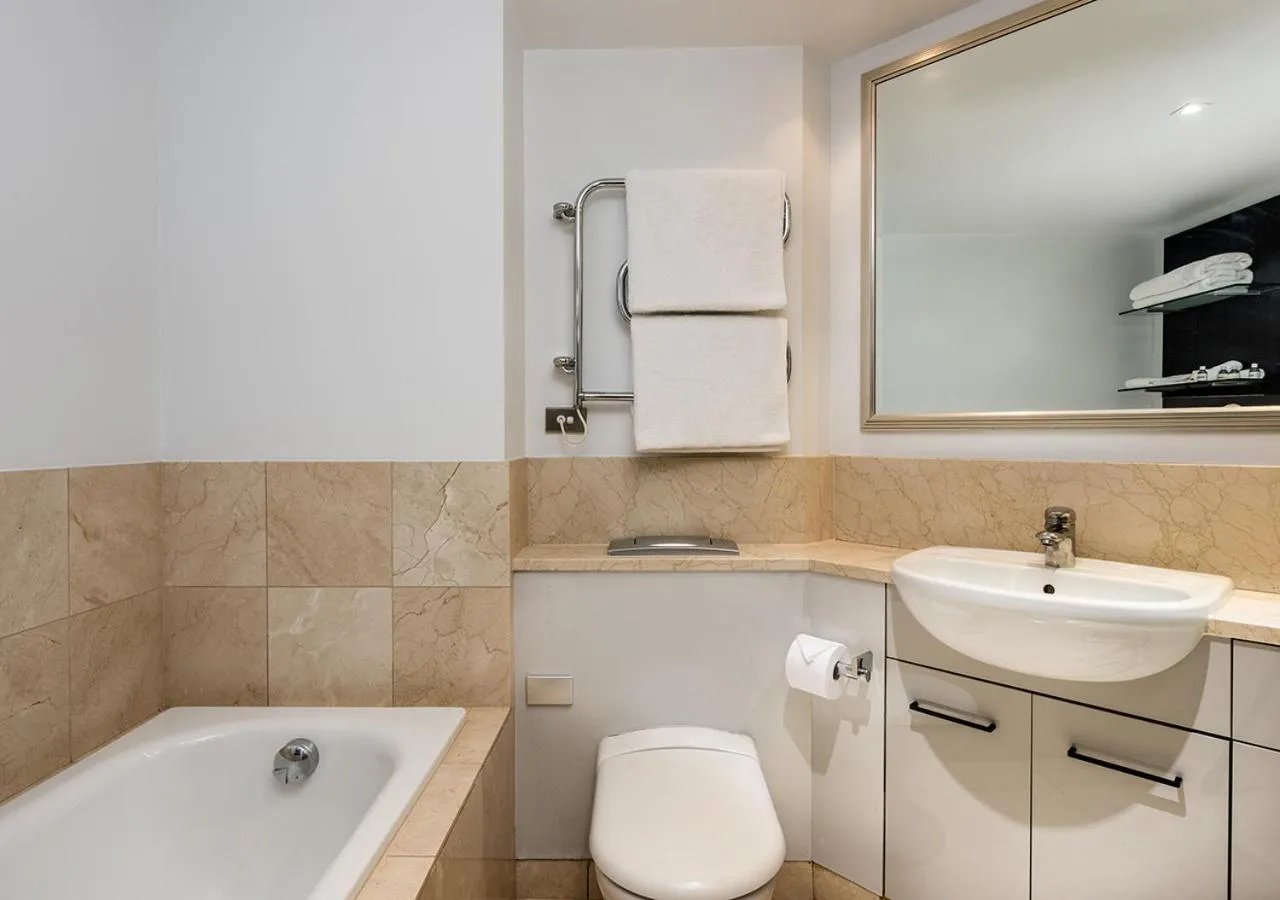 Toilet in Avani Metropolis Auckland Residences