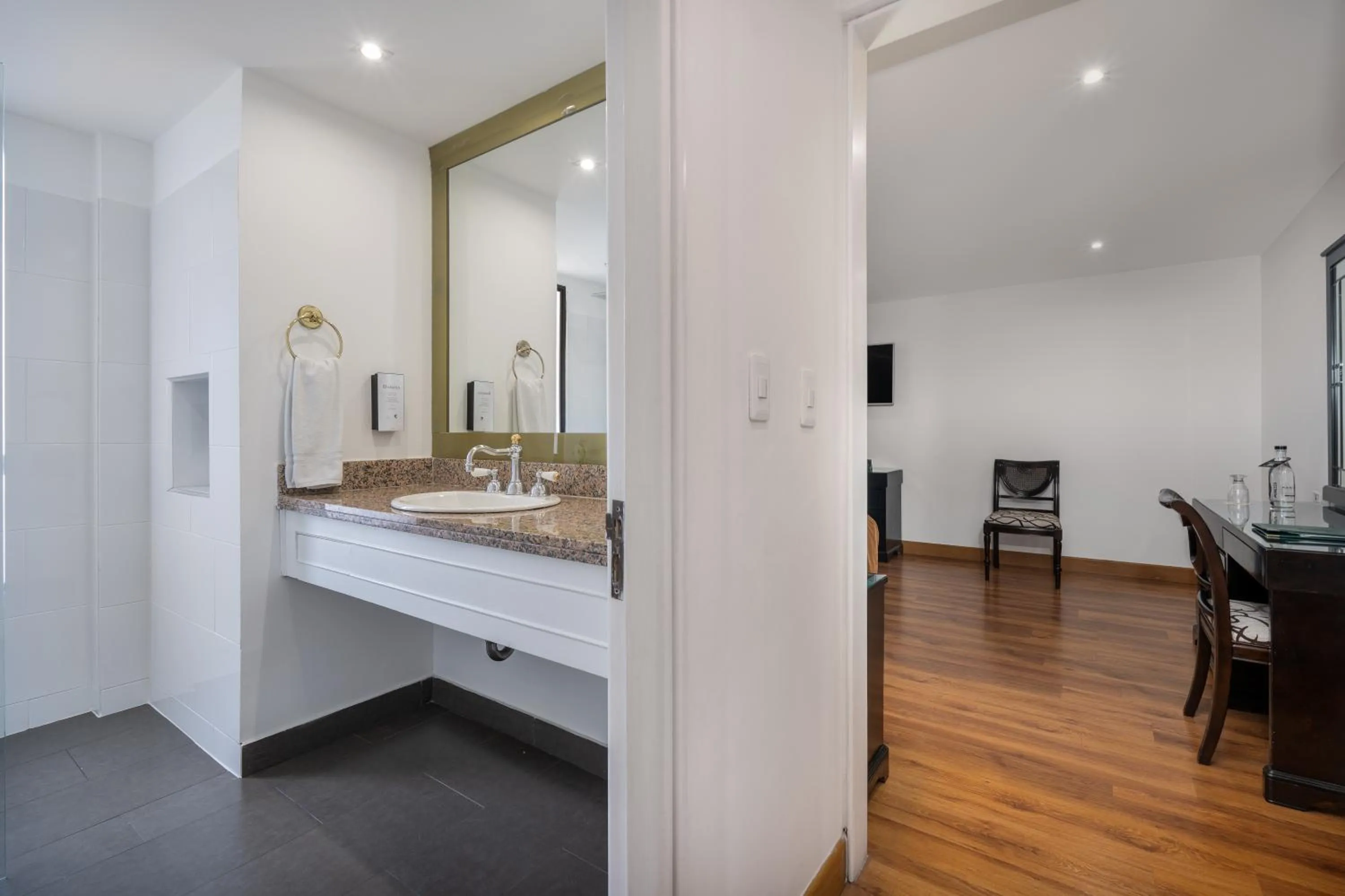 Bathroom, Bed in Hotel Le Manoir Bogotá