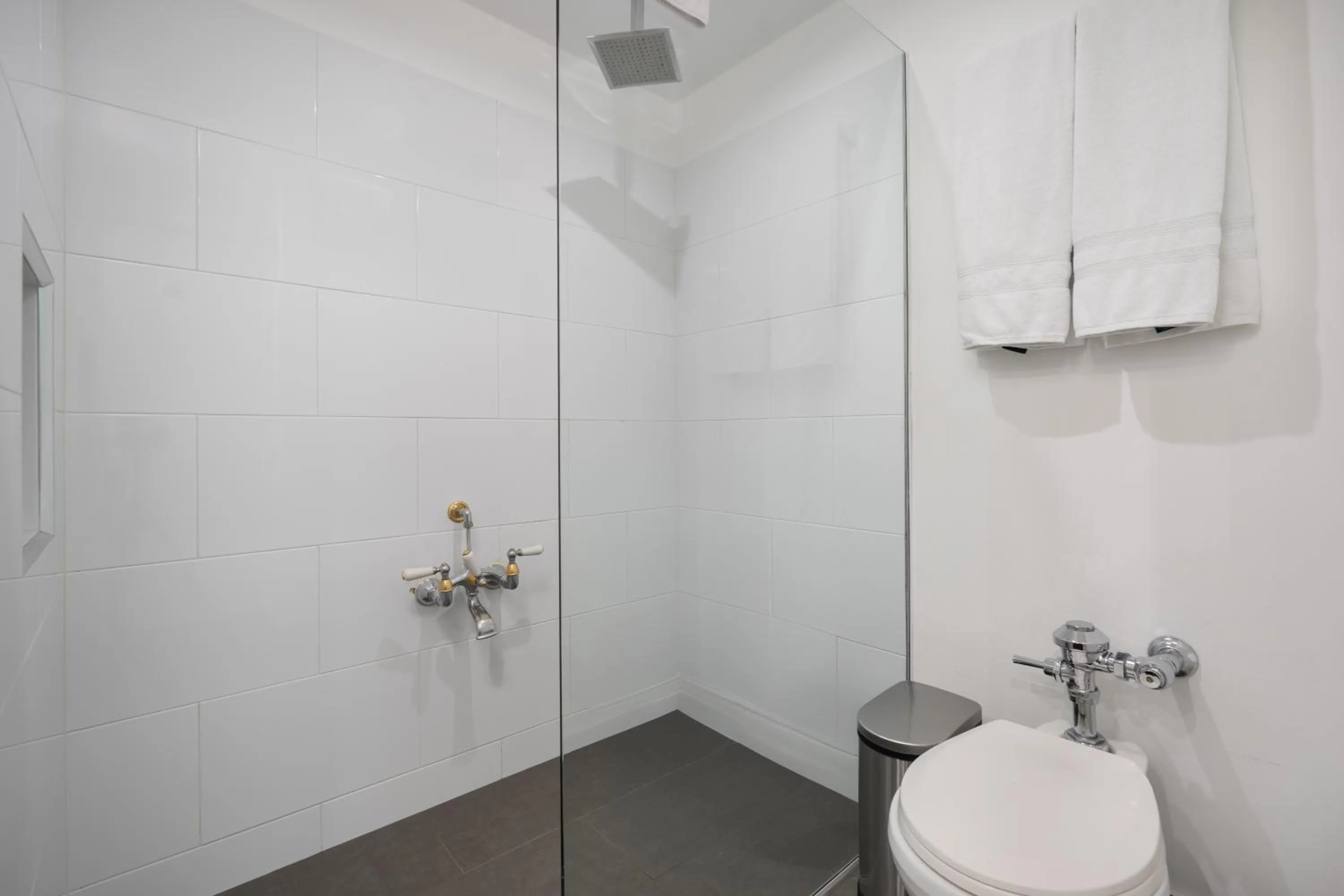 Shower in Hotel Le Manoir Bogotá