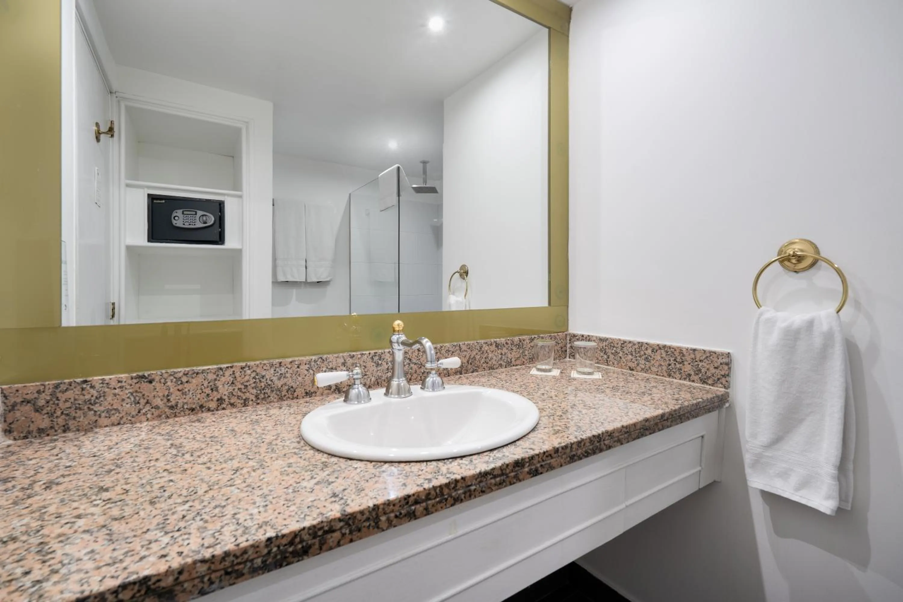 Shower in Hotel Le Manoir Bogotá