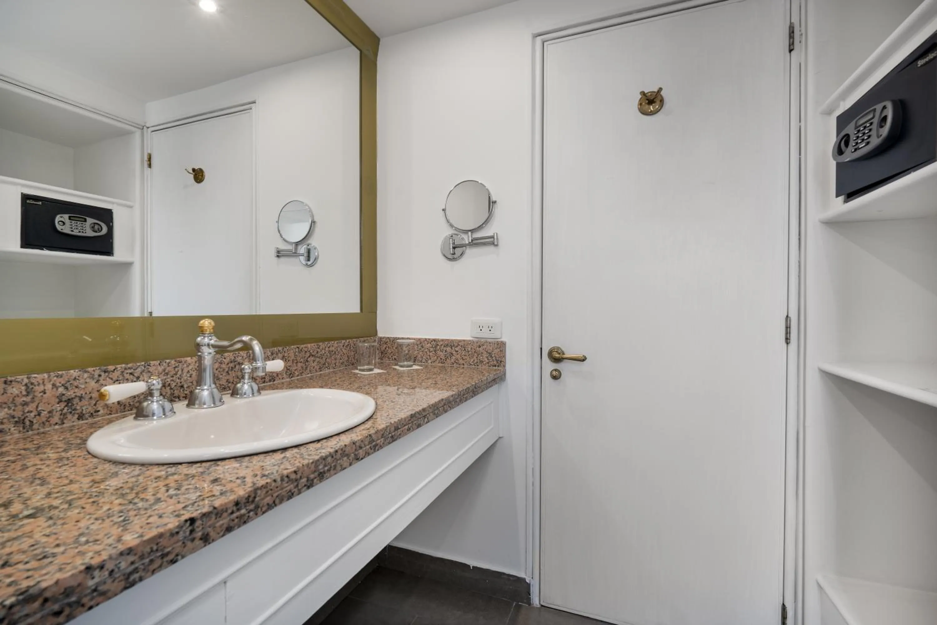 Bathroom in Hotel Le Manoir Bogotá