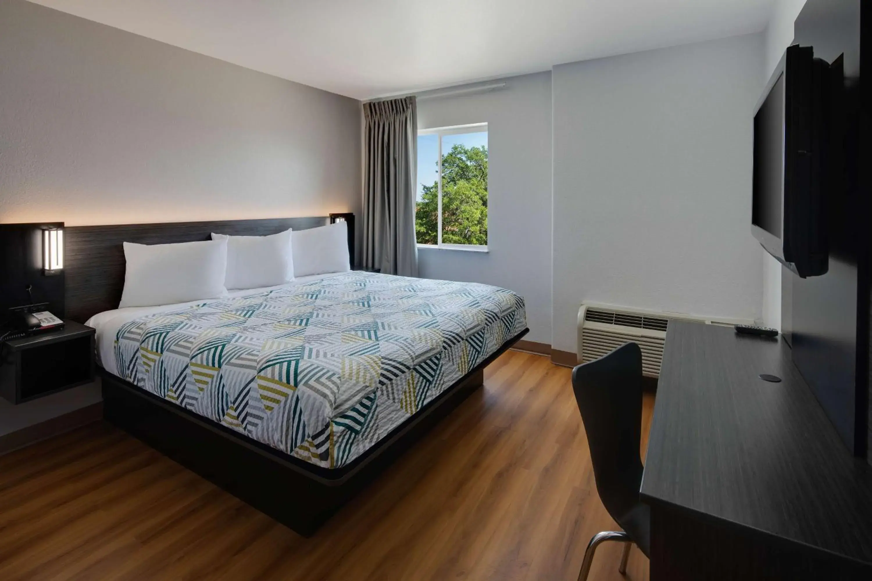 King Room - single occupancy - Non-Smoking in Baymont by Wyndham San Antonio Airport King Room - single occupancy - Non-Smoking in Baymont by Wyndham San Antonio Airport