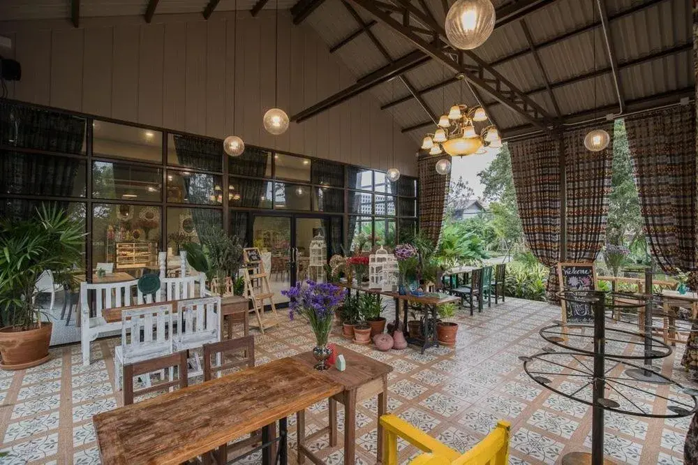 Restaurant/places to eat in Thanburi resort Restaurant/places to eat in Thanburi resort