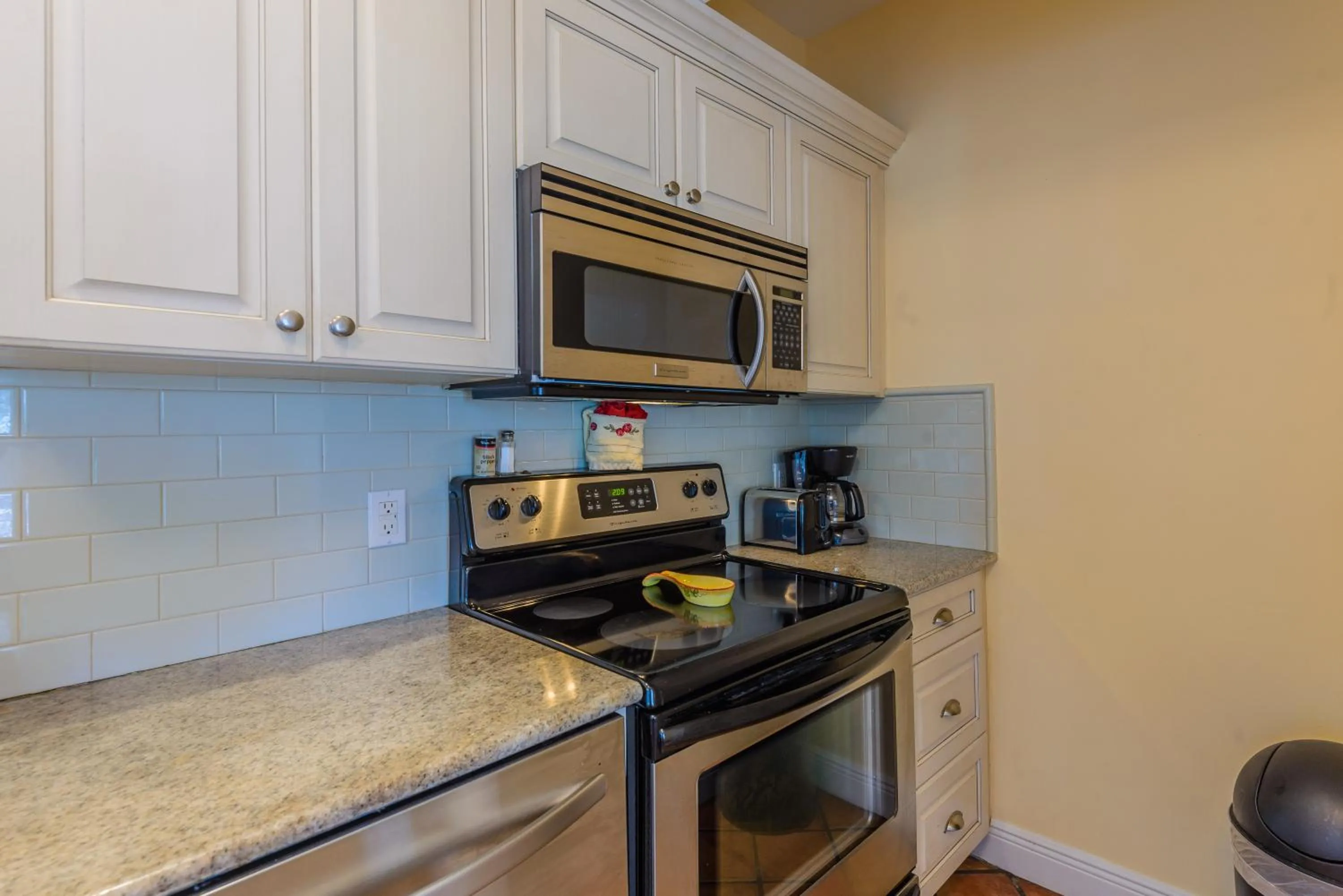 Kitchen or kitchenette in Key West Villas