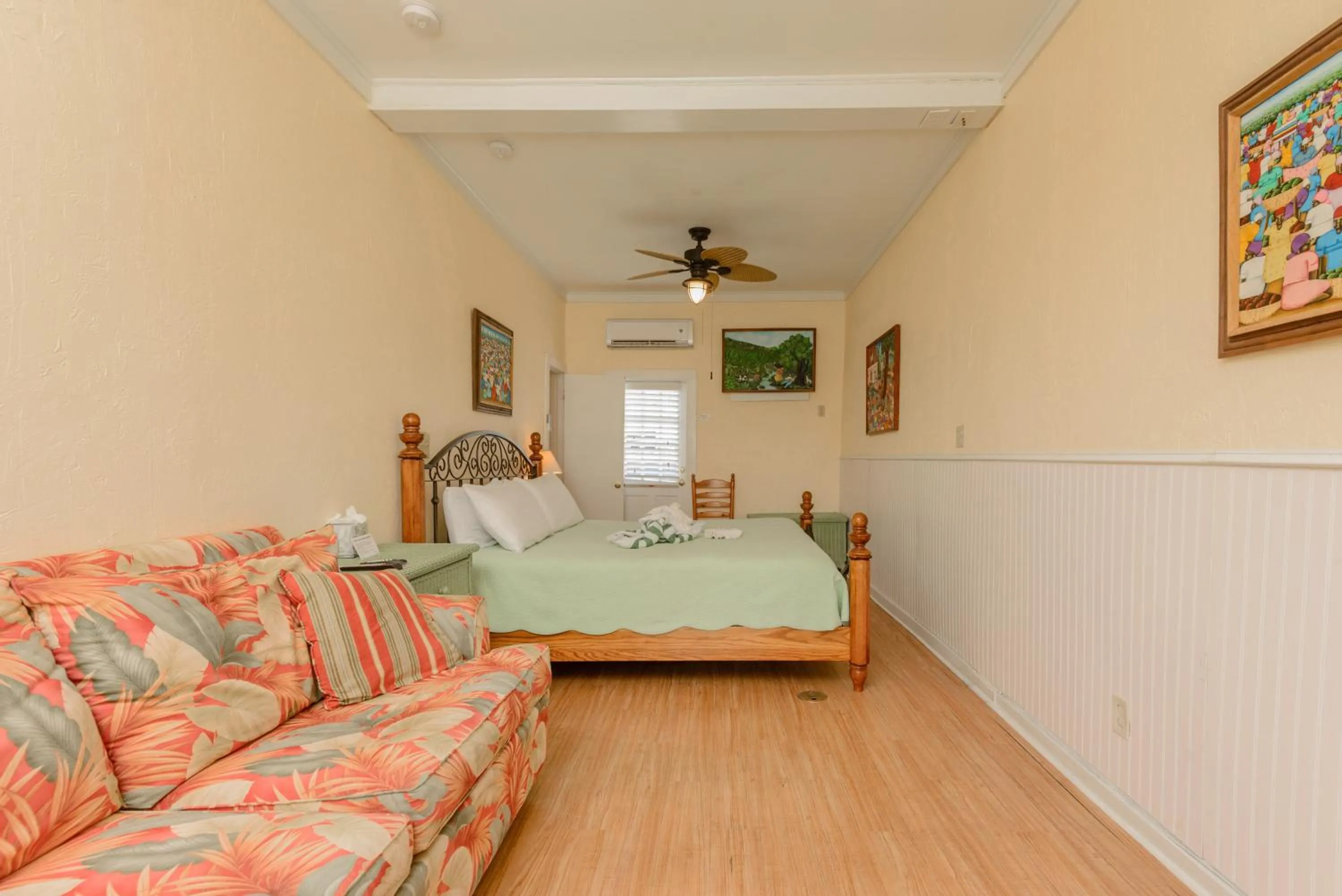 Photo of the whole room, Bed in Key West Villas