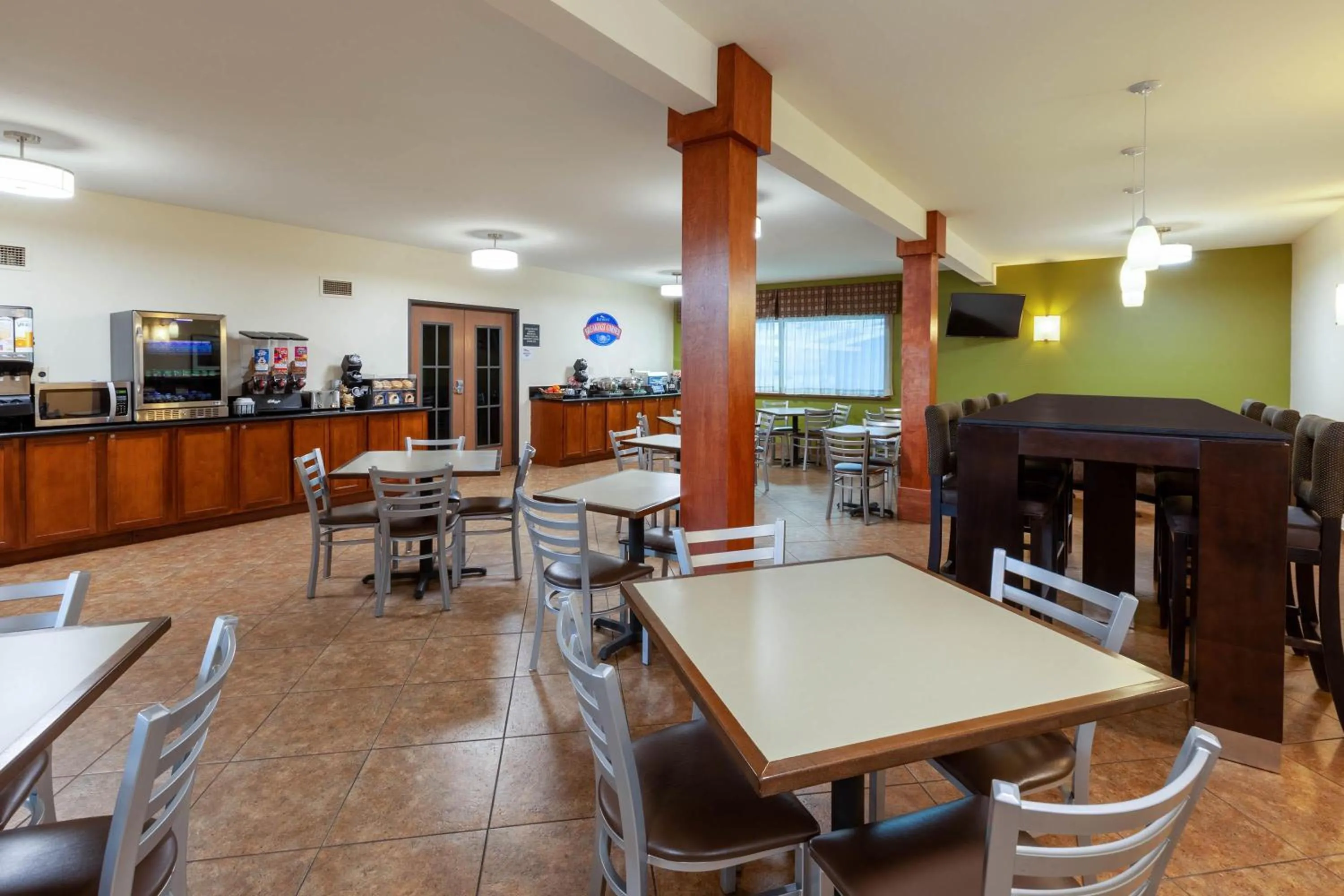 Restaurant/places to eat in Baymont by Wyndham Beulah