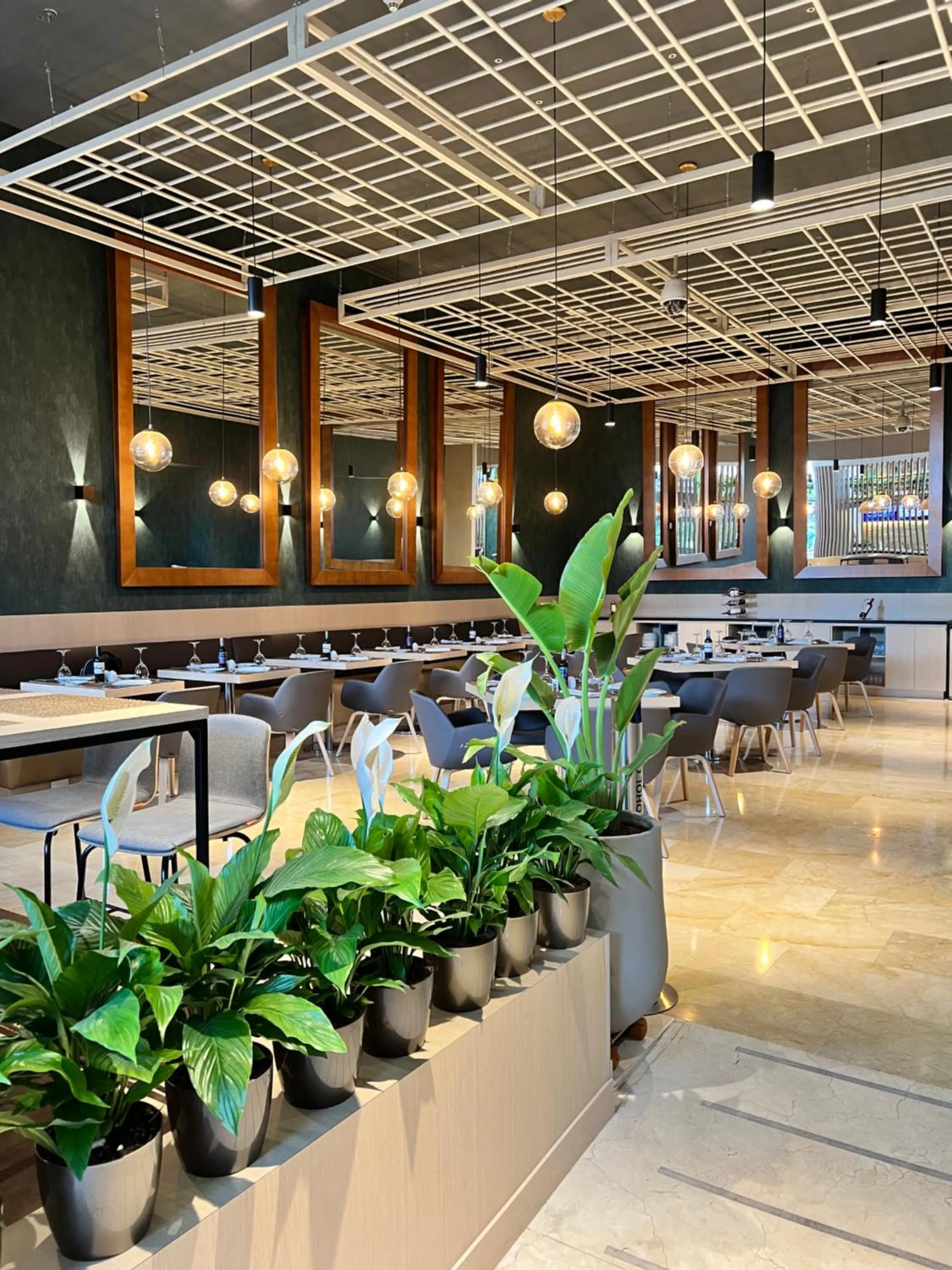 Restaurant/places to eat in Holiday Inn Bogota Airport by IHG