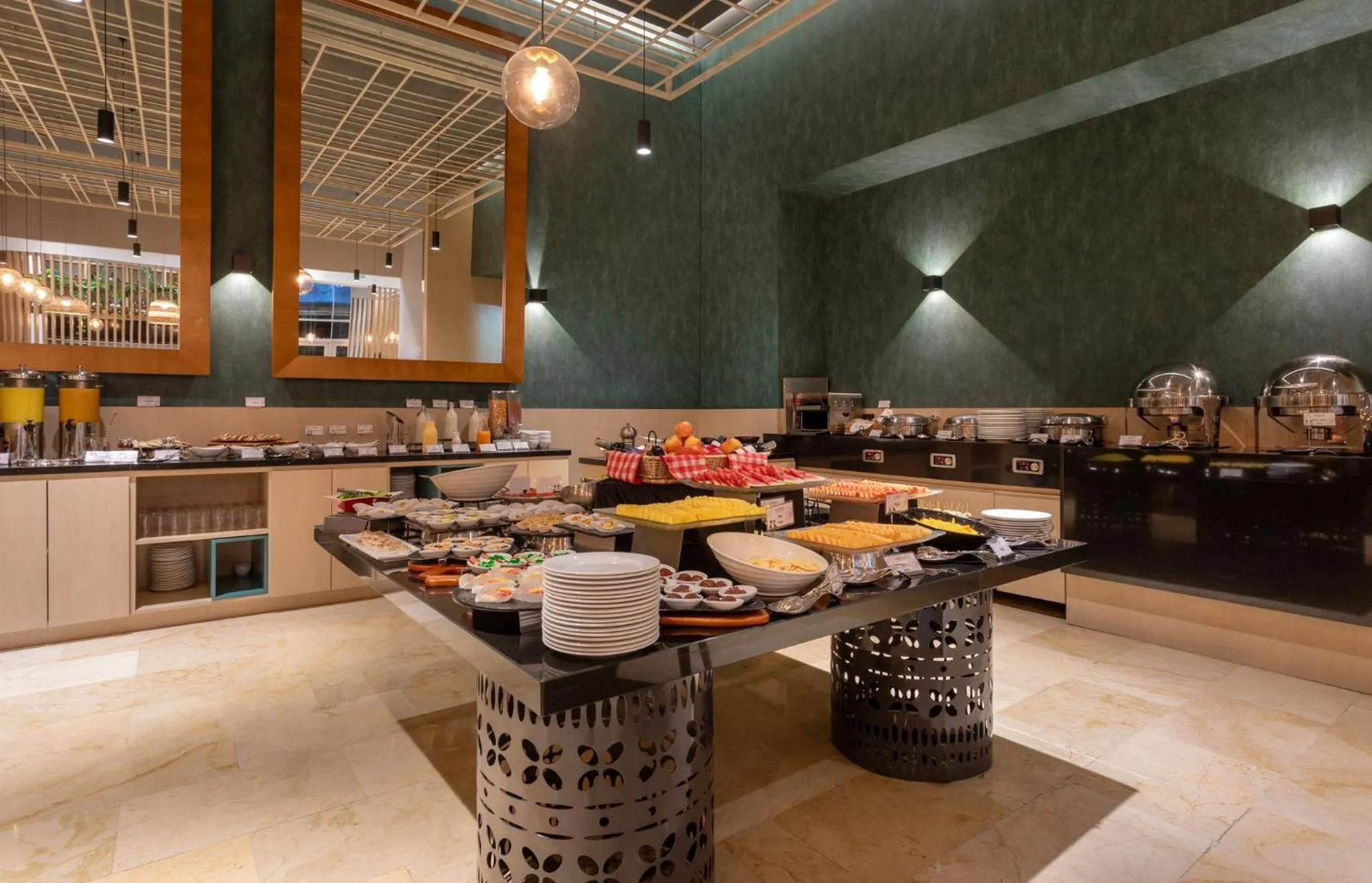 Restaurant/places to eat in Holiday Inn Bogota Airport by IHG