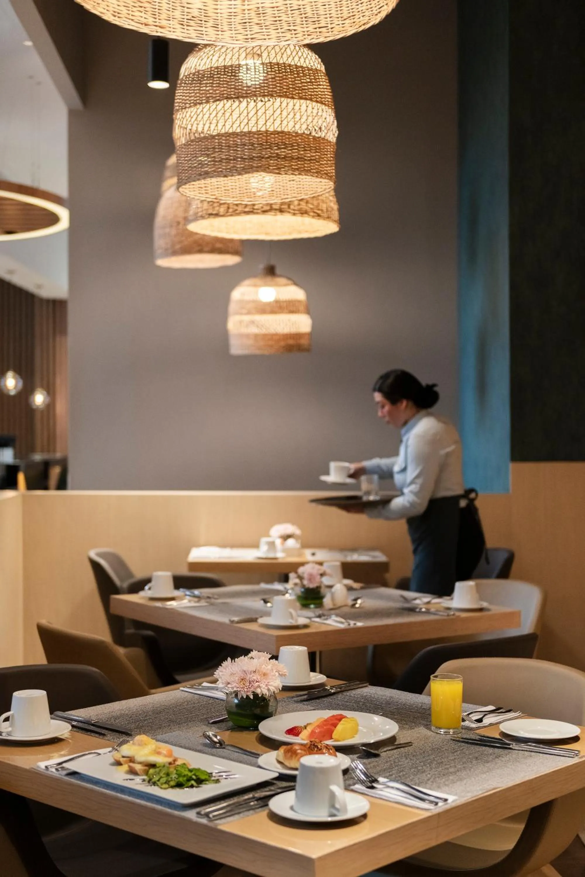Restaurant/places to eat in Holiday Inn Bogota Airport by IHG