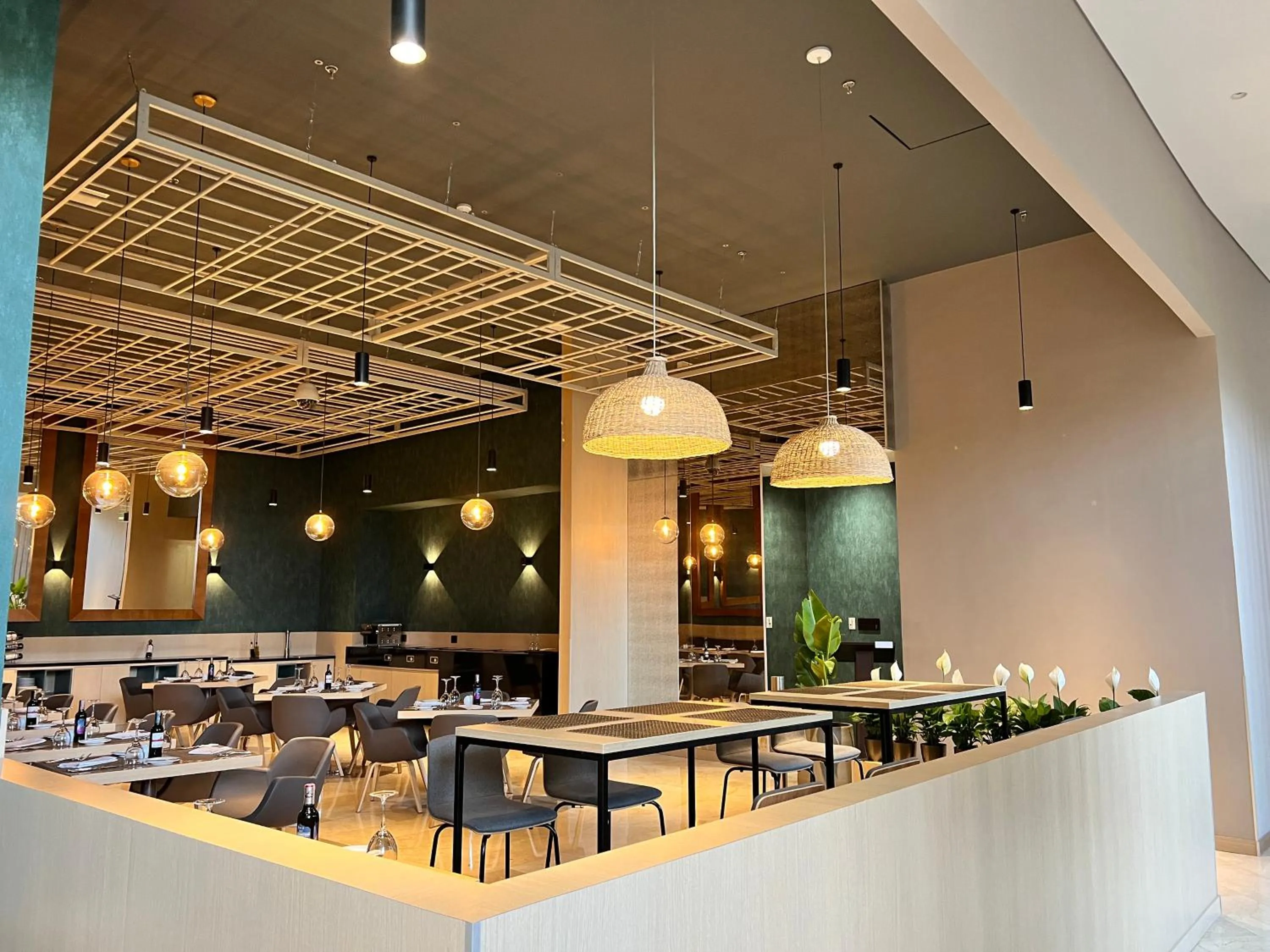 Restaurant/places to eat in Holiday Inn Bogota Airport by IHG