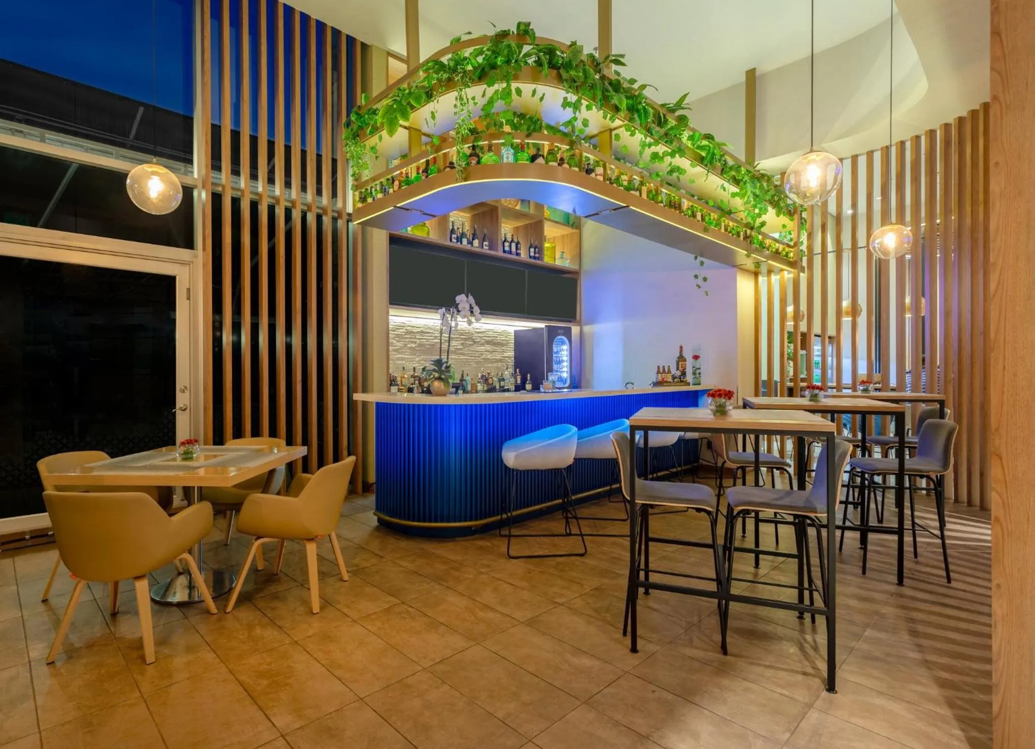 Lounge or bar in Holiday Inn Bogota Airport by IHG