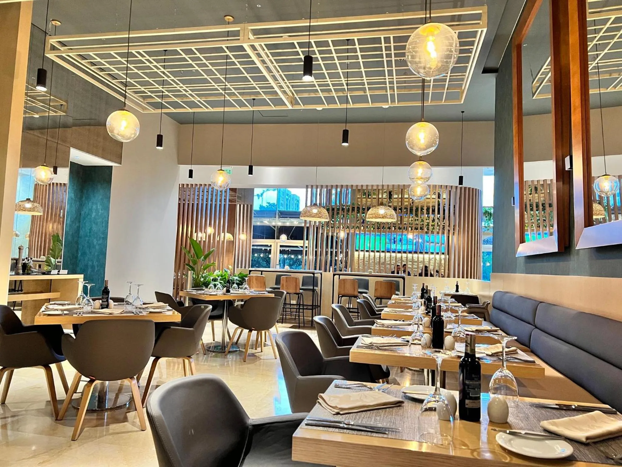 Restaurant/places to eat in Holiday Inn Bogota Airport by IHG