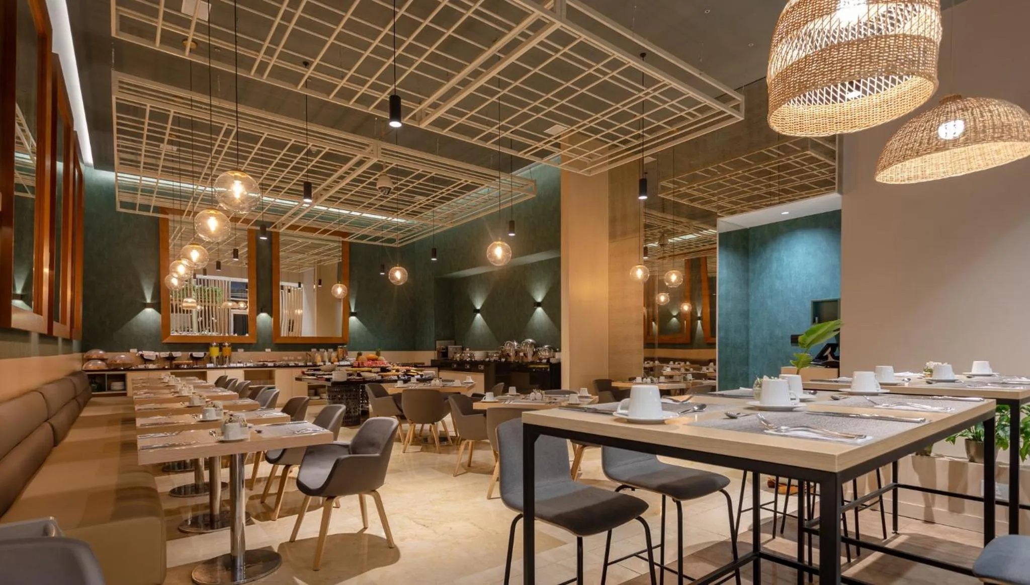 Restaurant/places to eat in Holiday Inn Bogota Airport by IHG